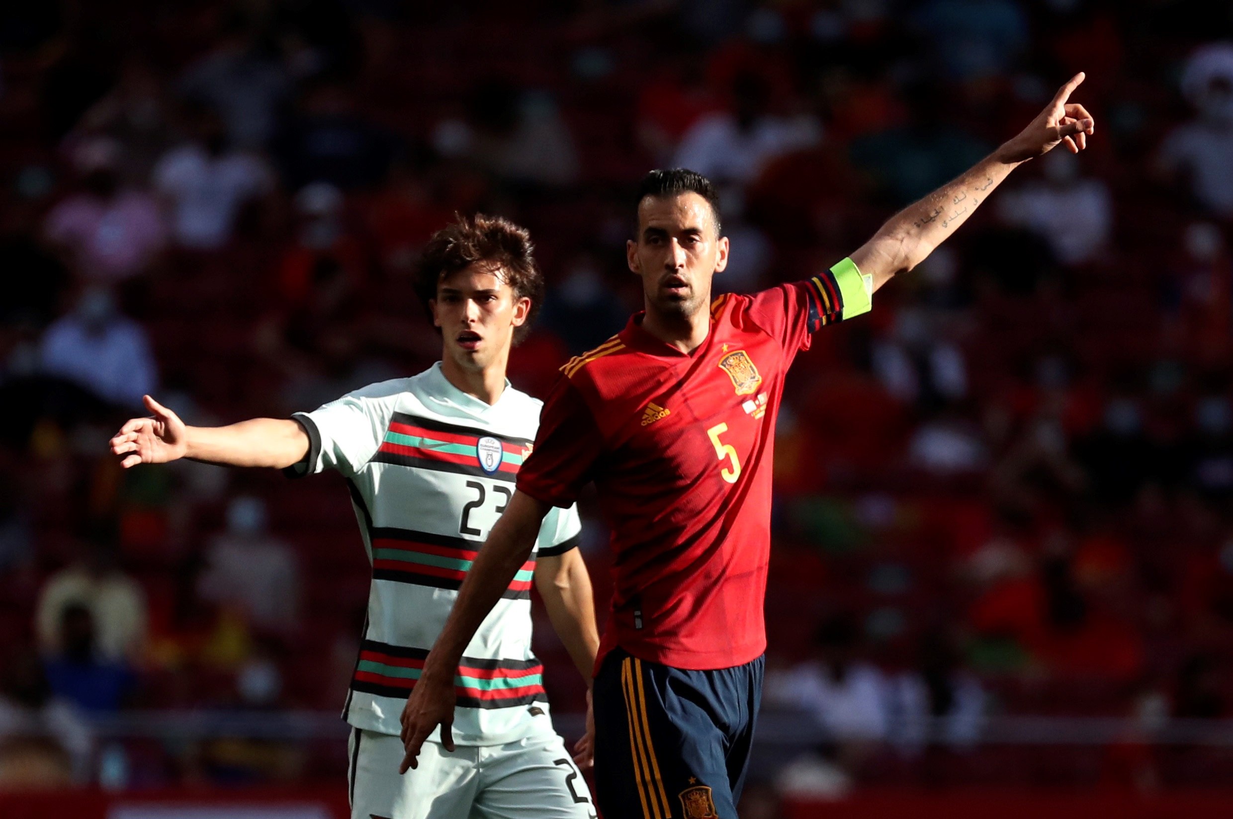 El centrocampista de la selección española Sergio Busquets (d) y Joao Félix, de Portugal, durante el partido amistoso que disputaron el viernes 4 de junio en el estadio Wanda Metropolitano, en Madrid. Foto Prensa Libre: EFE.