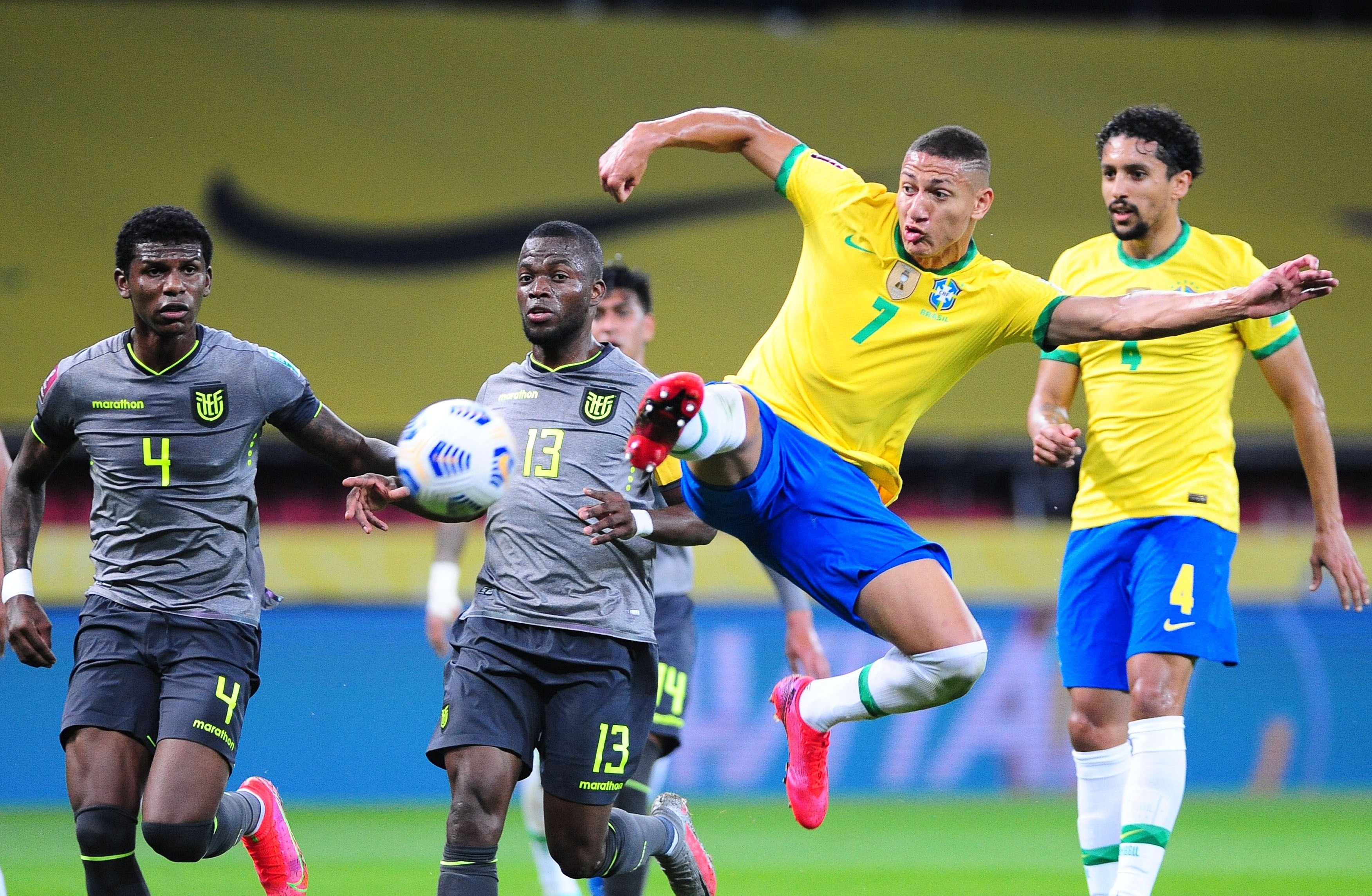 El jugador Richarlison (2-d) de Brasil disputa el balón con Enner Valencia (c-i) de Ecuador, durante el partido que ganaron en las eliminatorias sudamericanas al Mundial de Qatar 2022, en el estadio Beira Rio de Porto Alegre (Brasil). Foto Prensa Libre: EFE.