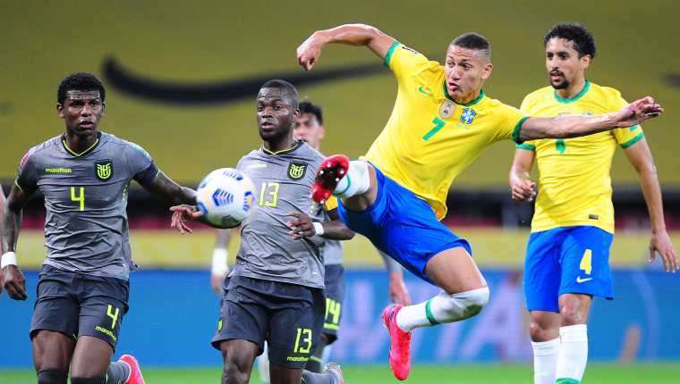 El jugador Richarlison (2-d) de Brasil disputa el balón con Enner Valencia (c-i) de Ecuador, durante el partido que ganaron en las eliminatorias sudamericanas al Mundial de Qatar 2022, en el estadio Beira Rio de Porto Alegre (Brasil). Foto Prensa Libre: EFE.