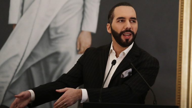 ES5005. SAN SALVADOR (EL SALVADOR) 4/6/2021.- El presidente salvadoreño, Nayib Bukele, habla en una conferencia de prensa hoy, en San Salvador (El Salvador). Bukele anunció este viernes que su Gobierno romperá el acuerdo con la Organización de los Estados Americanos (OEA) que da vida a la Comisión Internacional Contra la Impunidad en El Salvador (Cicies). EFE/Rodrigo Sura