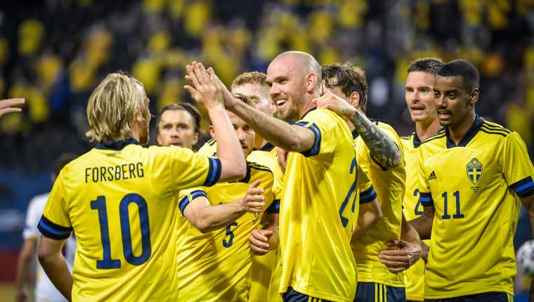 Marcus Danielson (C) celebra el segundo gol de Suecia en el amistoso contra Armenia. (Foto Prensa Libre: EFE).