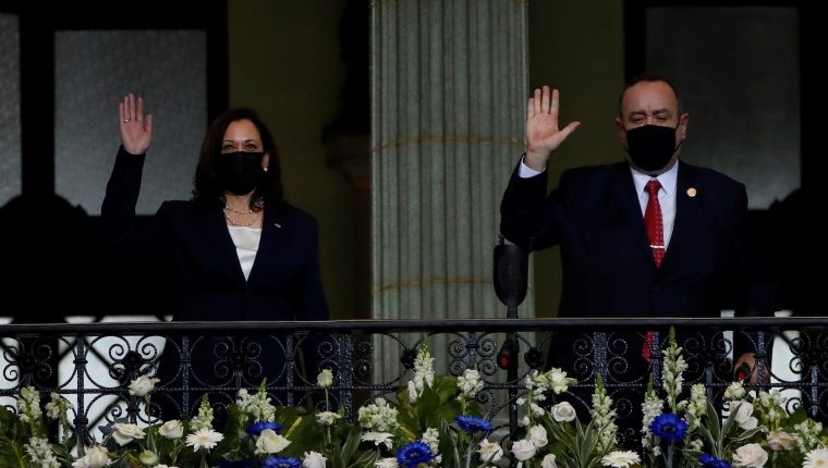 La vicepresidenta de Estados Unidos, Kamala Harris (i), y el presidente de Guatemala, Alejandro Giammattei, saludan tras una reunión hoy, en el Palacio Nacional de la Cultura, en Ciudad de Guatemala (Guatemala). El mandatario de Guatemala, Alejandro Giammattei, recibió este lunes en el Palacio Nacional, sede del Gobierno, a la vicepresidenta de Estados Unidos, Kamala Harris, para una reunión en la que abordarán la migración ilegal y otros temas. (Foto Prensa Libre: Efe)