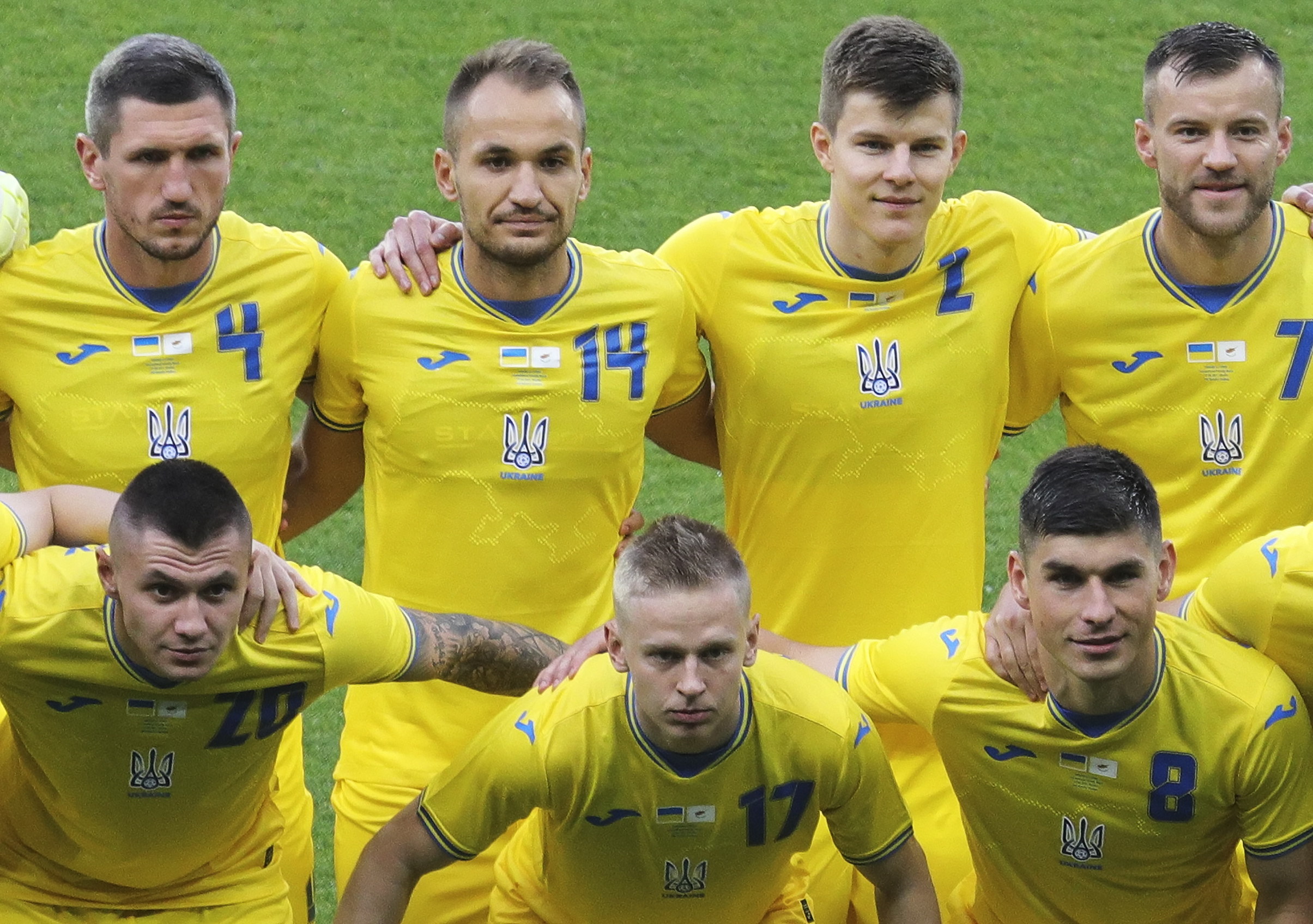 Los jugadores de la Selección de Ucrania visten la nueva playera que ha causado una disputa con Rusia. Foto Prensa Libre: EFE.