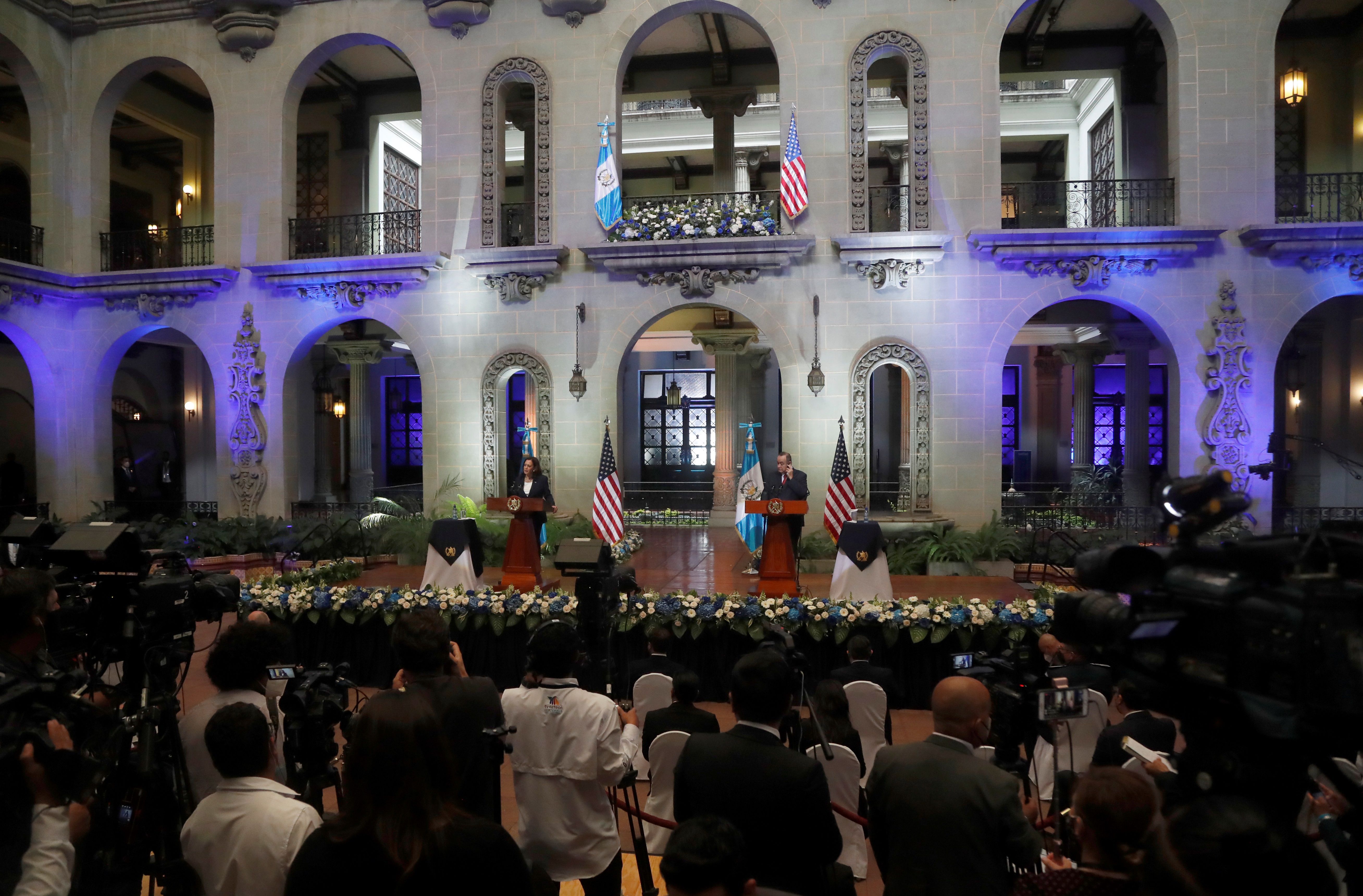 AME3949. CIUDAD DE GUATEMALA (GUATEMALA), 07/06/2021.- La vicepresidenta de Estados Unidos, Kamala Harris (i), habla durante una conferencia de prensa tras una reunión con el presidente de Guatemala, Alejandro Giammattei (d), y sus ministros de gobierno hoy, en el Palacio Nacional de la Cultura, en Ciudad de Guatemala (Guatemala). El mandatario de Guatemala, Alejandro Giammattei, recibió este lunes en el Palacio Nacional, sede del Gobierno, a la vicepresidenta de Estados Unidos, Kamala Harris, para una reunión en la que abordarán la migración ilegal y otros temas. EFE/ Esteban Biba