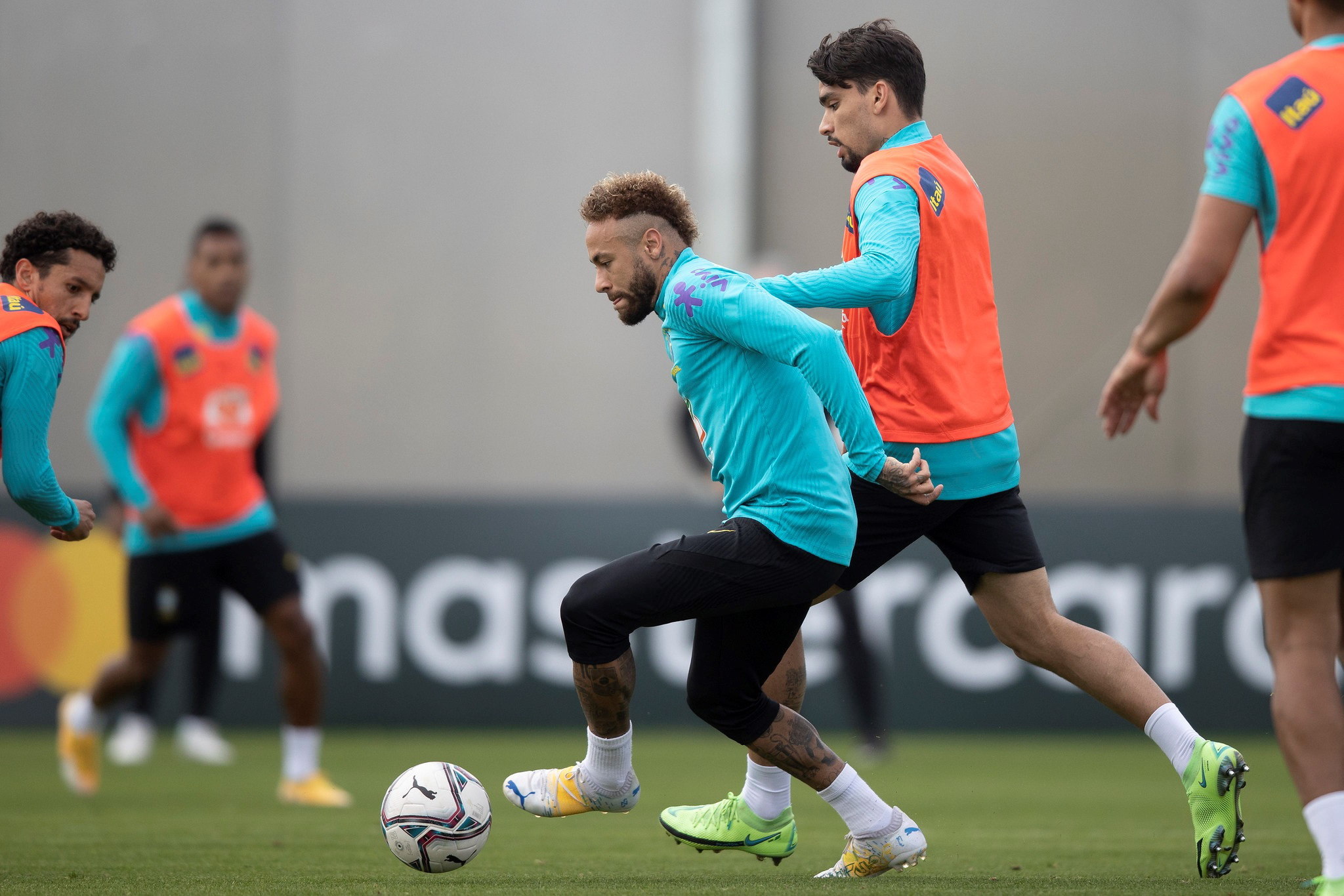 Porto Alegre (Brazil), 07/06/2021.- A handout photo made available by the Brazilian Football Confederation (CBF) that shows the players Neymar (L) and Lucas Paqueta (R) during a training session for the Brazilian team, in the training center of the International club, in Porto Alegre, Brazil, 07 June 2021. (Brasil) EFE/EPA/Lucas Figueiredo HANDOUT HANDOUT EDITORIAL USE ONLY/NO SALES