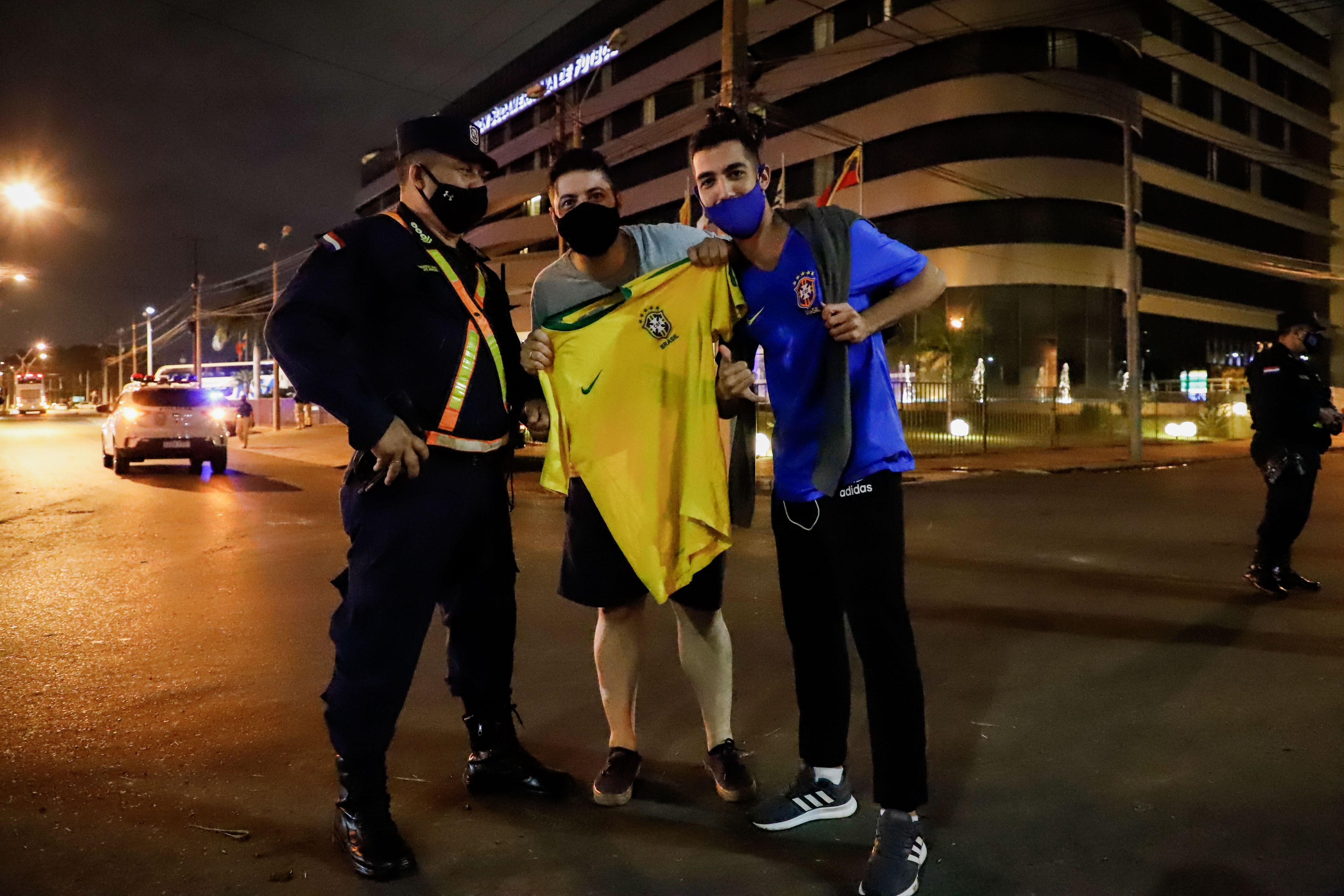 Aficionados de la selección brasileña de futbol posan frente al hotel donde se hospedan, en la ciudad de Luque (Paraguay). Este martes 8 de junio juegan por las  eliminatorias sudamericanas para el Mundial de Qatar 2022. Foto Prensa Libre: EFE.