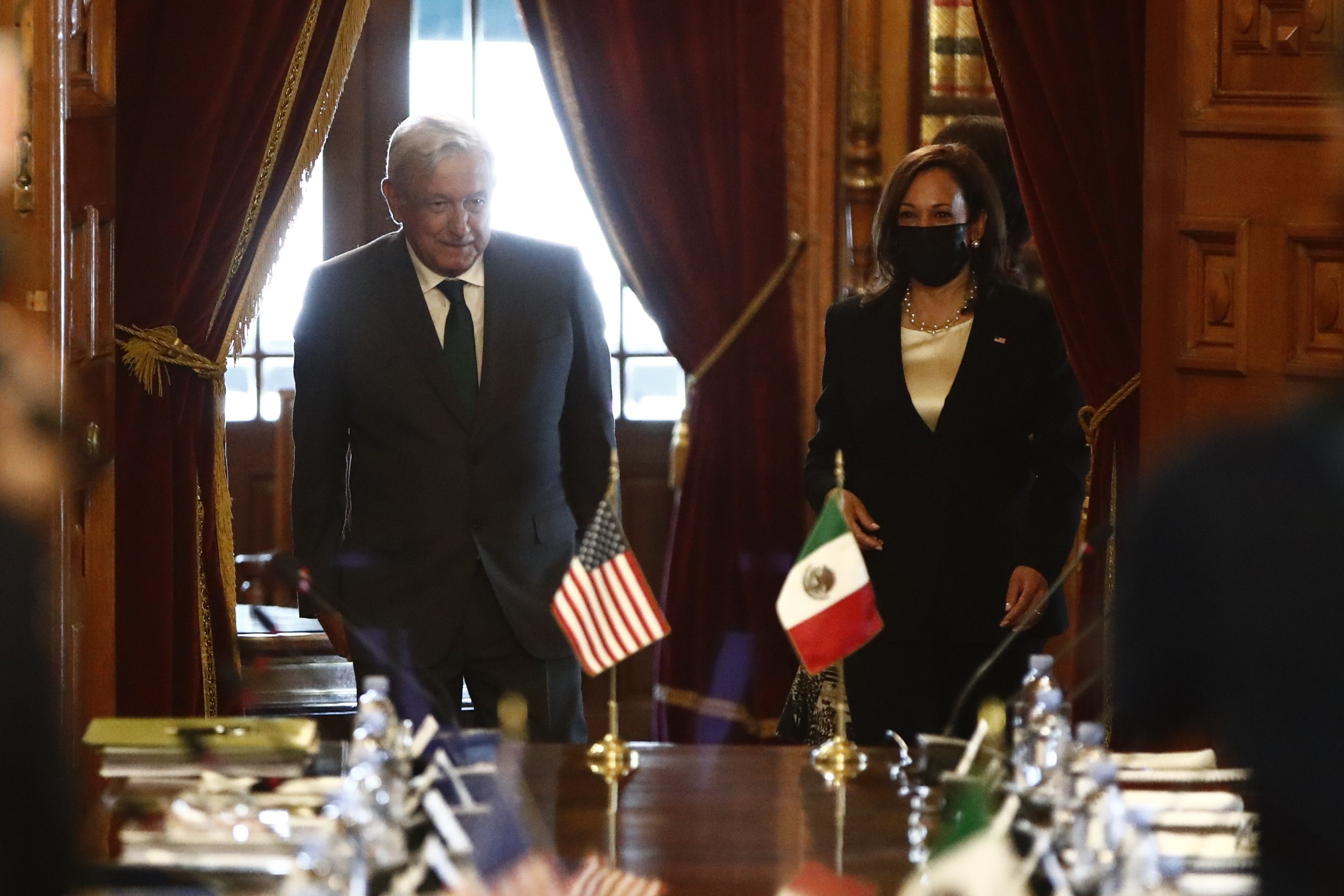 AMLO y Kamala Harris en su reunión durante la visita a México de la vicepresidenta estadounidense. (Foto Prensa Libre: EFE)
