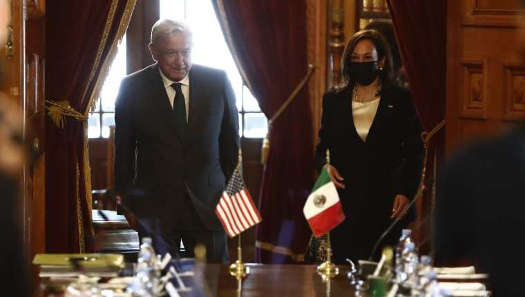 AMLO y Kamala Harris en su reunión durante la visita a México de la vicepresidenta estadounidense. (Foto Prensa Libre: EFE)