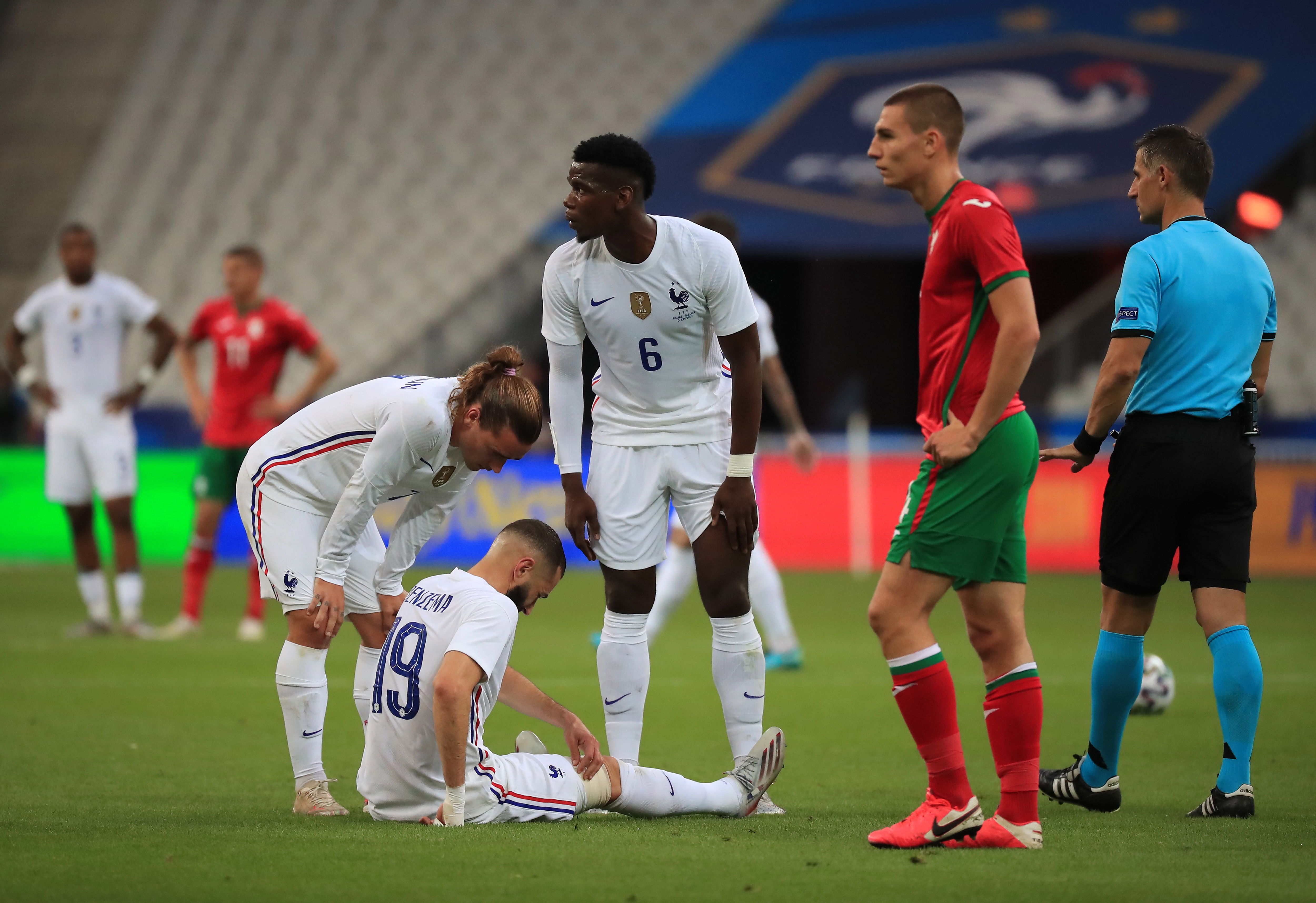 Karim Benzema (de Francia salió lesionado antes de que terminara el primer tiempo del partido amistoso que jugaron este 8 de junio ante Bulgaria. Foto Prensa Libre: EFE.