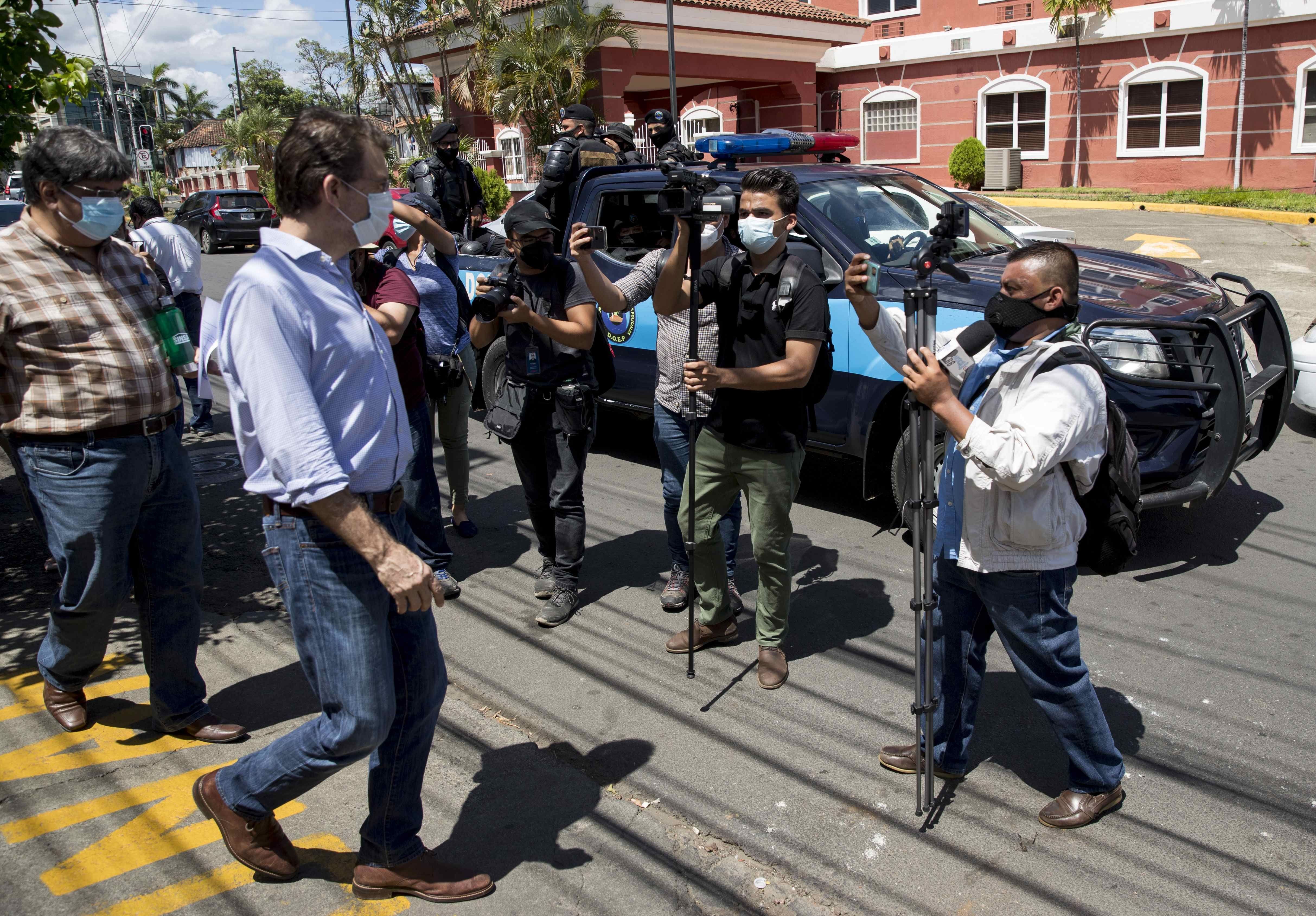 AME4926. MANAGUA (NICARAGUA), 10/06/2021.- El jefe de información del diario La Prensa, Eduardo Enríquez (i), y Juan Lorenzo Holmann Chamorro (c) asisten a una citación por el ministerio Público de Nicaragua hoy, en Managua (Nicaragua). El periodista nicaragüense Fabián Medina, uno de los jefes de información del diario La Prensa, señaló este jueves que en Nicaragua existe 