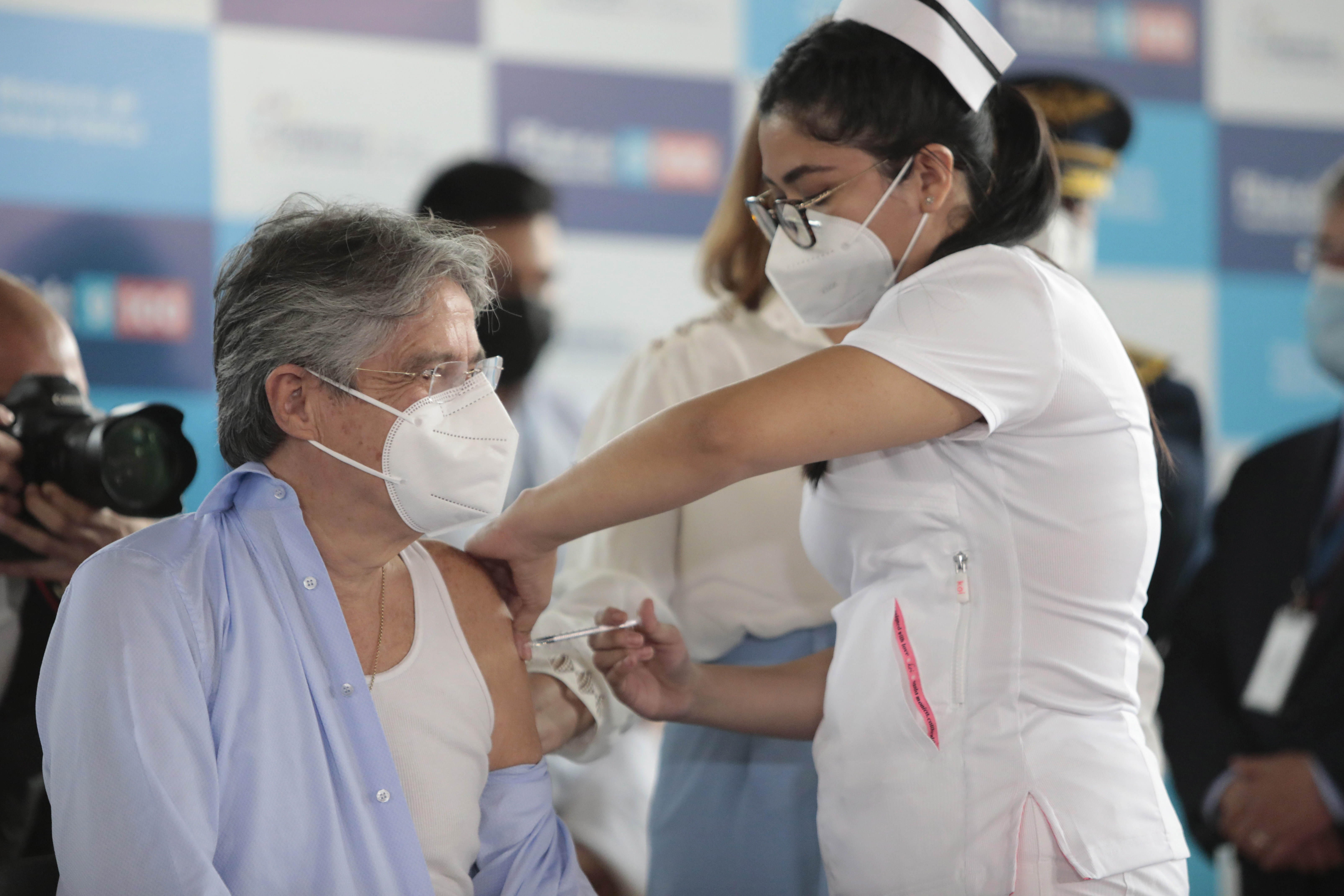 Contrario a las noticias falsas que circulaban en redes sociales, los vacunas contra el covid-19 sí pueden donar sangre, de acuerdo a la Cruz Roja estadounidense. (Foto Prensa Libre: Hemeroteca PL)