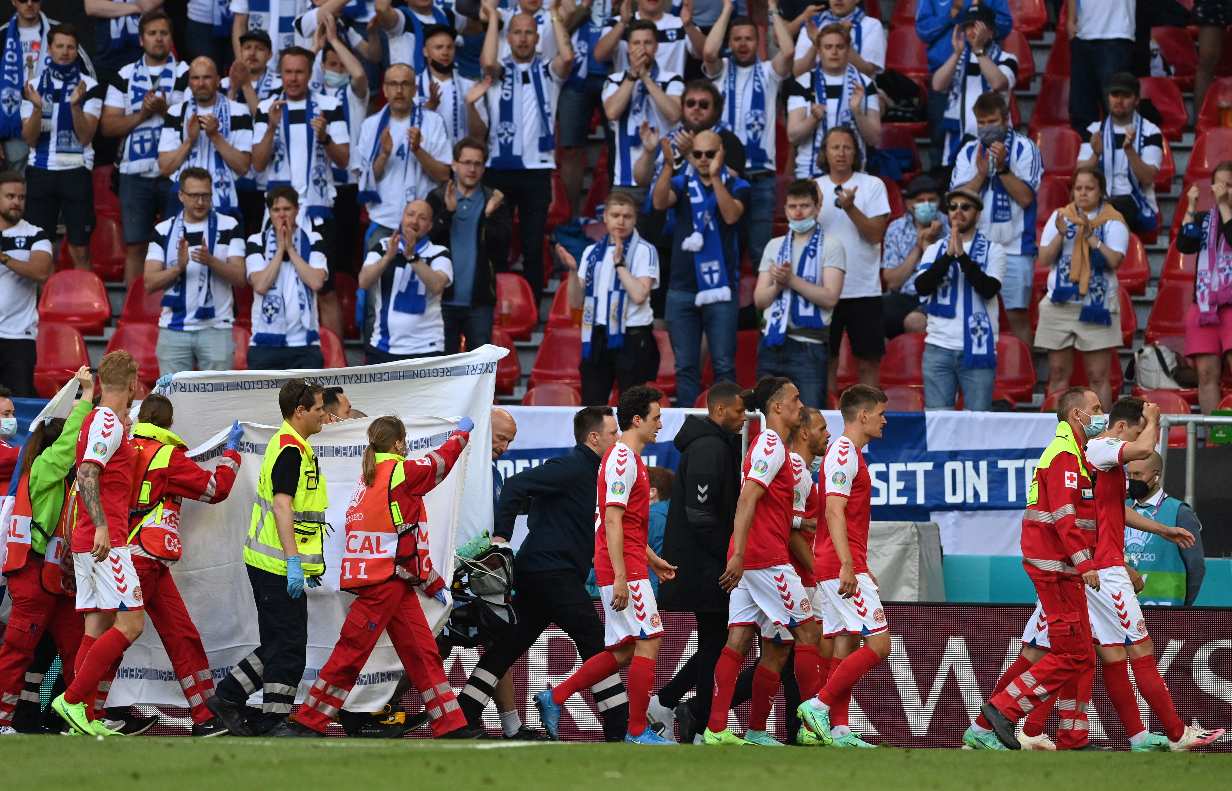 Christian Eriksen salió del terreno de juego en camilla, pero estable. (Foto Prensa Libre: EFE)