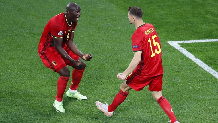 St.petersburg (Russian Federation), 12/06/2021.- Thomas Meunier R) of Belgium celebrates with teammate Romelu Lukaku (L) after scoring the 1-0 lead during the UEFA EURO 2020 group B preliminary round soccer match between Belgium and Russia in St.Petersburg, Russia, 12 June 2021. (Bélgica, Rusia, Roma) EFE/EPA/Anton Vaganov / POOL (RESTRICTIONS: For editorial news reporting purposes only. Images must appear as still images and must not emulate match action video footage. Photographs published in online publications shall have an interval of at least 20 seconds between the posting.)