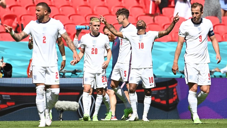 London (United Kingdom), 13/06/2021.- Raheem Sterling (2-R) of England celebrates after scoring his team's first goal during the UEFA EURO 2020 group D preliminary round soccer match between England and Croatia in London, Britain, 13 June 2021. (Croacia, Reino Unido, Londres) EFE/EPA/Andy Rain / POOL (RESTRICTIONS: For editorial news reporting purposes only. Images must appear as still images and must not emulate match action video footage. Photographs published in online publications shall have an interval of at least 20 seconds between the posting.)