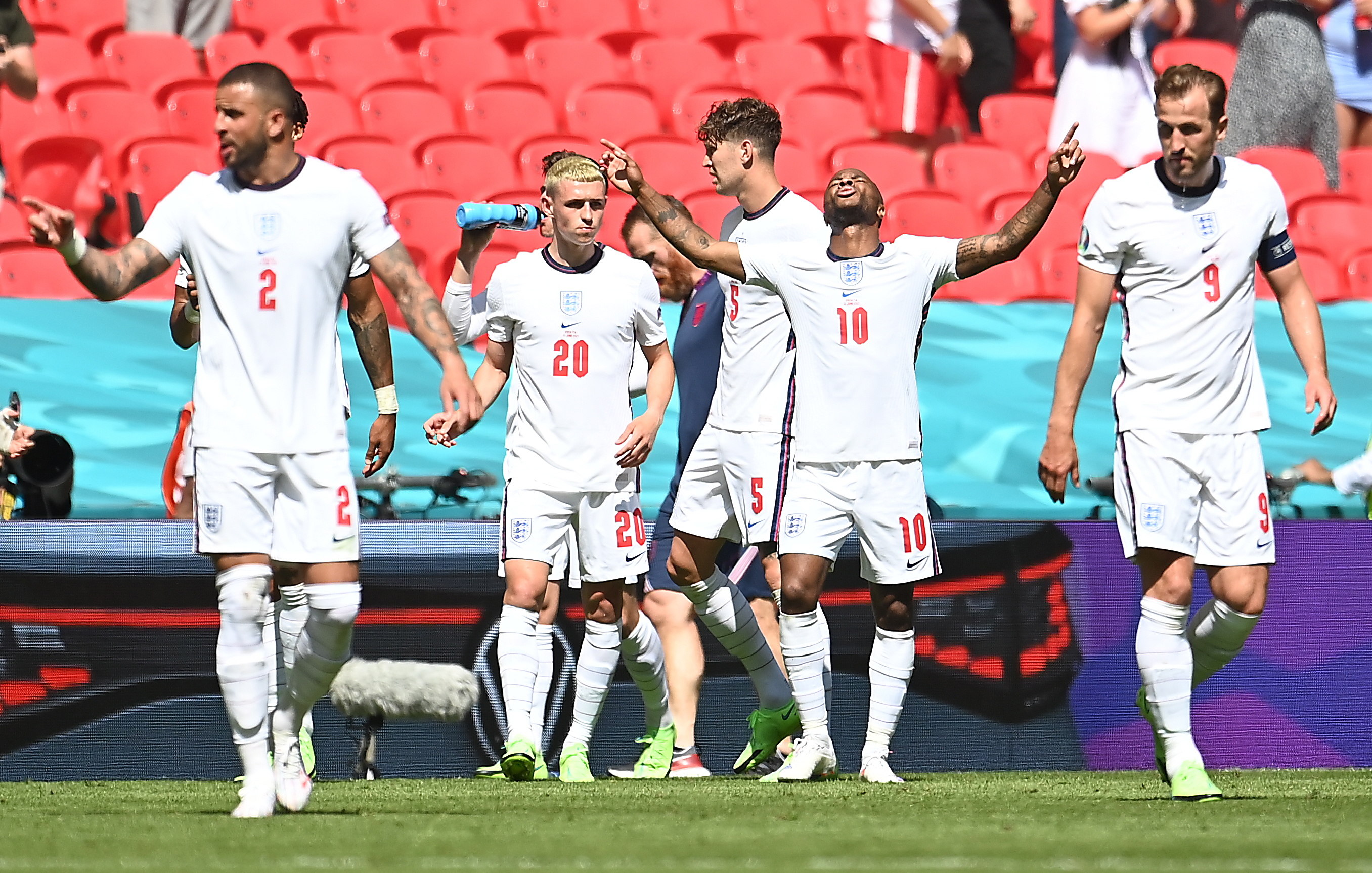 Raheem Sterling celebra después de anotar el gol de la victoria de Inglaterra frente a Croacia. (Foto Prensa Libre: EFE)