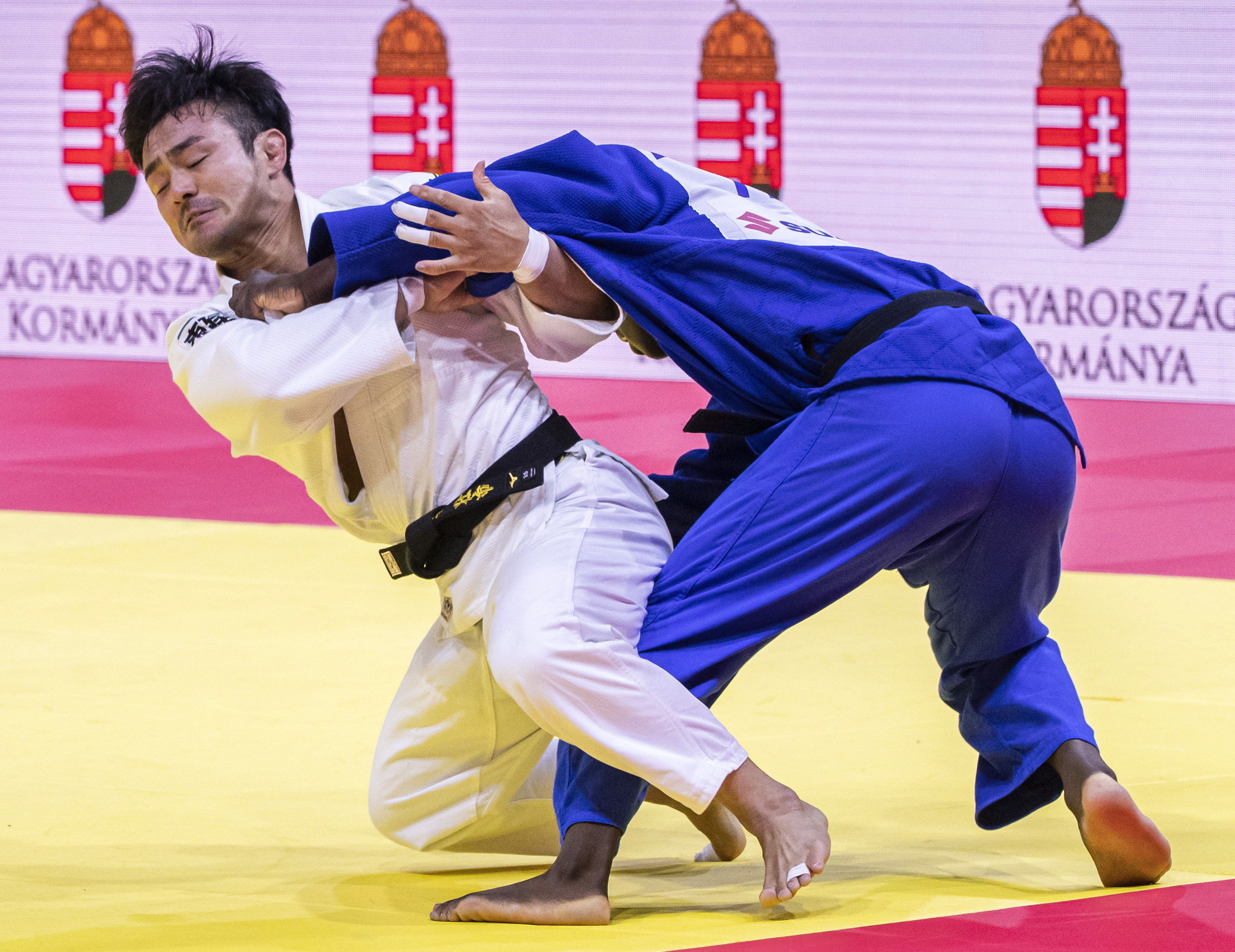 Budapest (Hungary), 13/06/2021.- Soichi Hashimoto, in white, of Japan fights against Joan-Benjamin Gaba of France in their final bout in the mixed team competition of 57kg category at World Judo Championships in Papp Laszlo Budapest Sports Arena, Budapest, Hungary, 13 June 2021. (Francia, Hungría, Japón) EFE/EPA/Zsolt Szigetvary HUNGARY OUT