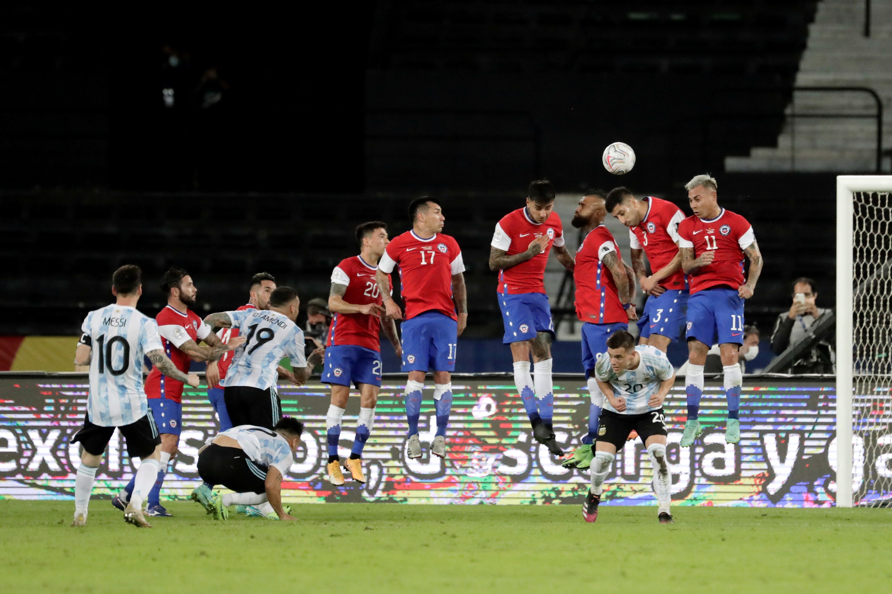 El jugador Lionel Messi (i) de Argentina define de tiro libre en el gol contra Chile, en el duelo de la Copa América. (Foto Prensa Libre: EFE).
