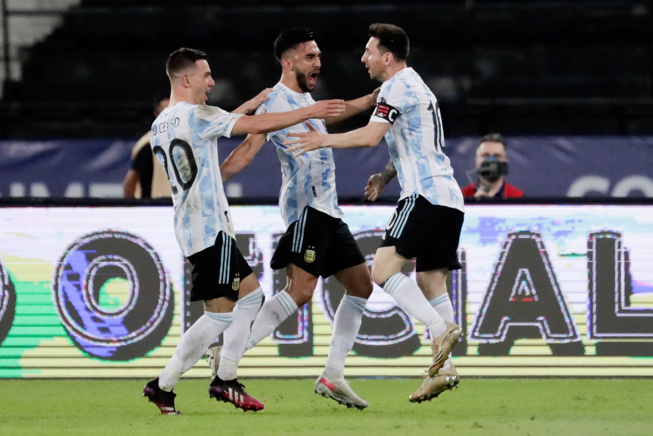 AMDEP4150. RÍO DE JANEIRO (BRASIL), 14/06/2021.- El jugador Lionel Messi (d) de Argentina celebra hoy con sus compañeros Nicolás Martínez (c) y Giovani Lo Celso tras anotar contra Chile, durante un partido de la Copa América en el estadio Olímpico Nilton Santos, en Río de Janeiro (Brasil). EFE/Antonio Lacerda