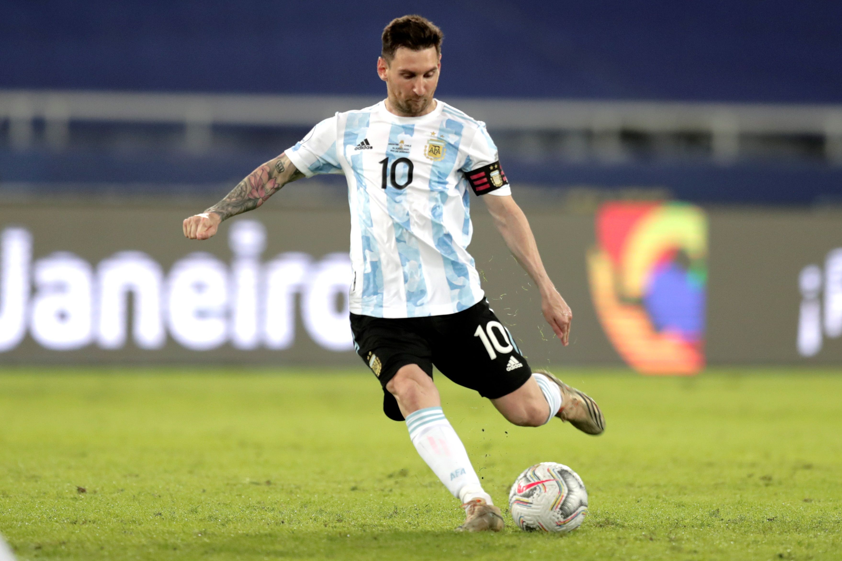 AME5693. RÍO DE JANEIRO (BRASIL), 14/06/2021.- Lionel Messi de Argentina patea tiro libre para gol hoy, en un partido del grupo B de la Copa América entre las selecciones de Argentina y Chile en el estadio Olímpico Nilton Santos en Río de Janeiro (Brasil). EFE/Andre Coelho