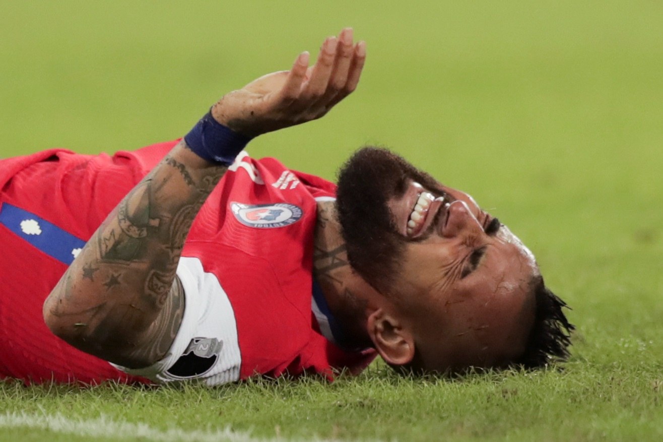 AME5704. RÍO DE JANEIRO (BRASIL), 14/06/2021.- Arturo Vidal de Chile gesticula hoy, en un partido del grupo B de la Copa América entre las selecciones de Argentina y Chile en el estadio Olímpico Nilton Santos en Río de Janeiro (Brasil). EFE/Andre Coelho