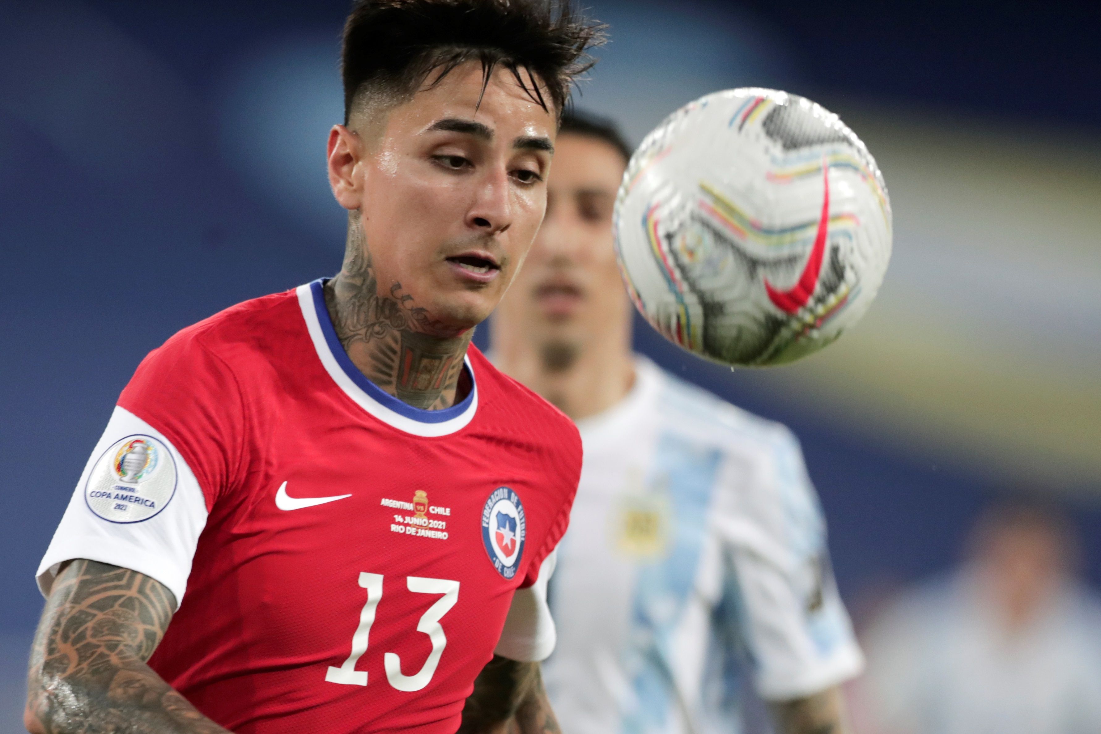 AME5707. RÍO DE JANEIRO (BRASIL), 14/06/2021.- Erick Pulgar de Chile recibe un balón hoy, en un partido del grupo B de la Copa América entre las selecciones de Argentina y Chile en el estadio Olímpico Nilton Santos en Río de Janeiro (Brasil). EFE/Andre Coelho