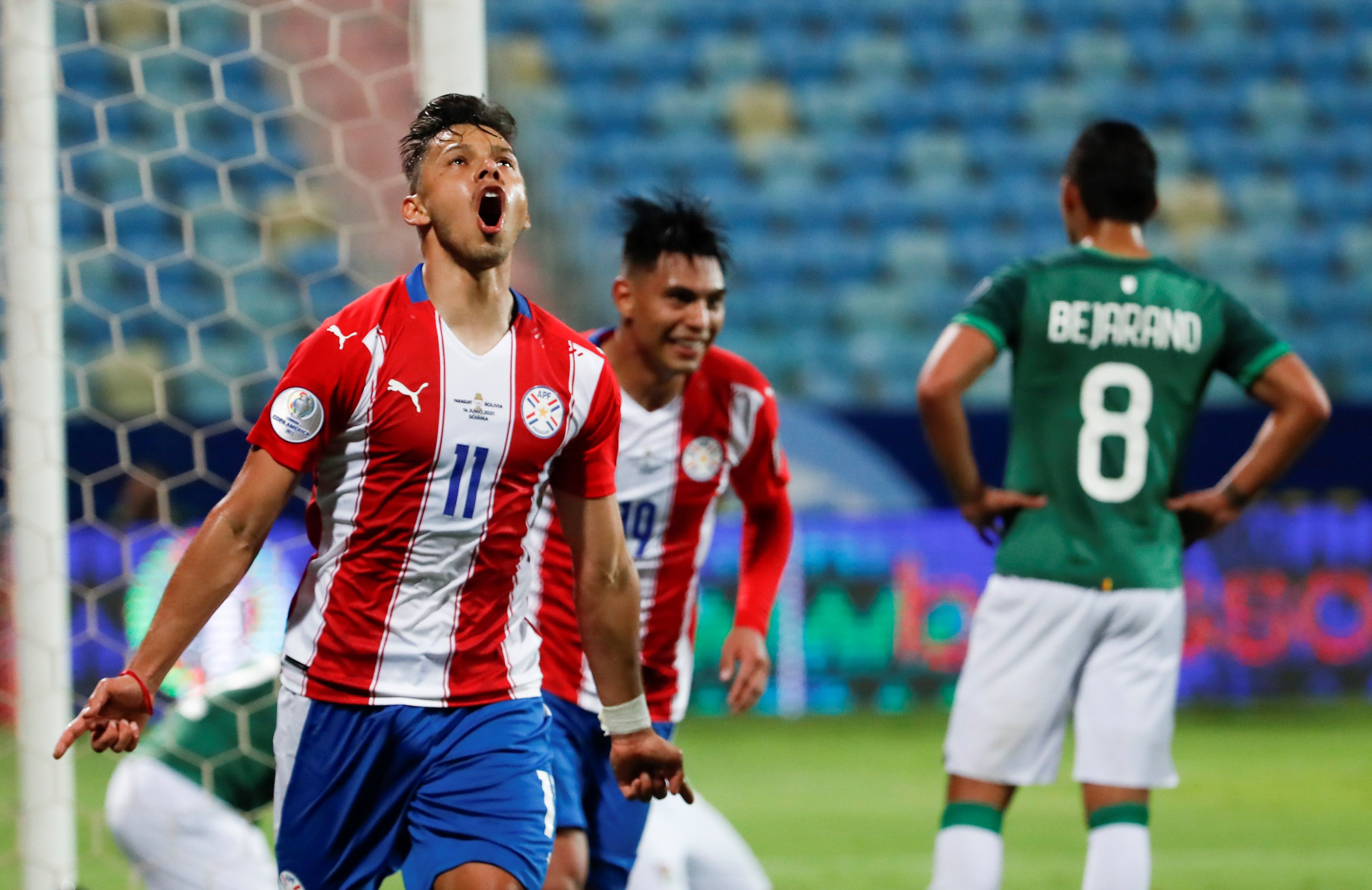 Ángel Romero de Paraguay celebra un gol hoy, en un partido del grupo B de la Copa América entre las selecciones de Paraguay y Bolivia. (Foto Prensa Libre: EFE).