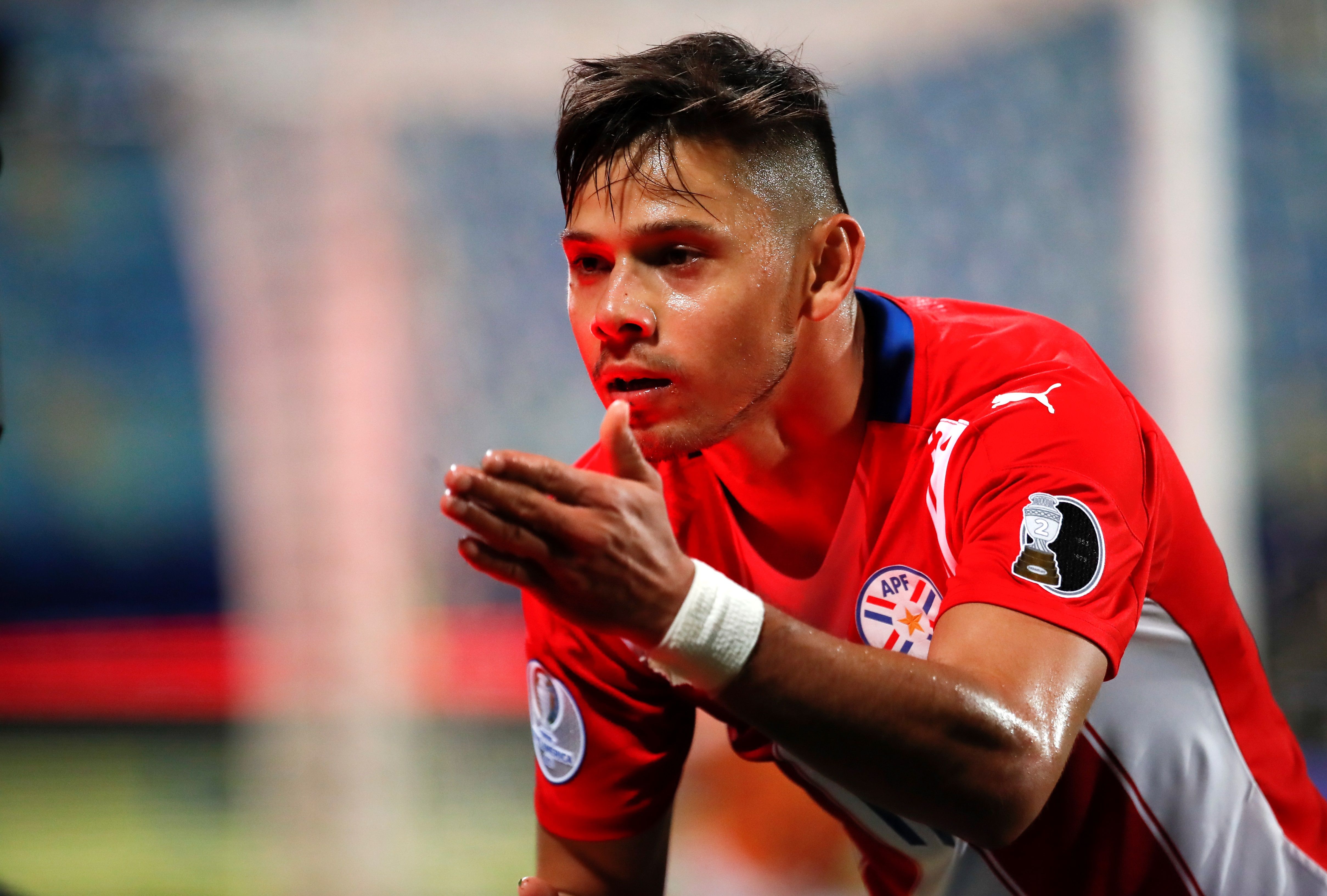 -FOTODELDÍA- AME5784. GOIANIA (BRASIL), 14/06/2021.- Ángel Romero de Paraguay celebra un gol hoy, en un partido del grupo B de la Copa América entre las selecciones de Paraguay y Bolivia en el estadio Olímpico en Goiania (Brasil). EFE/Alberto Valdes