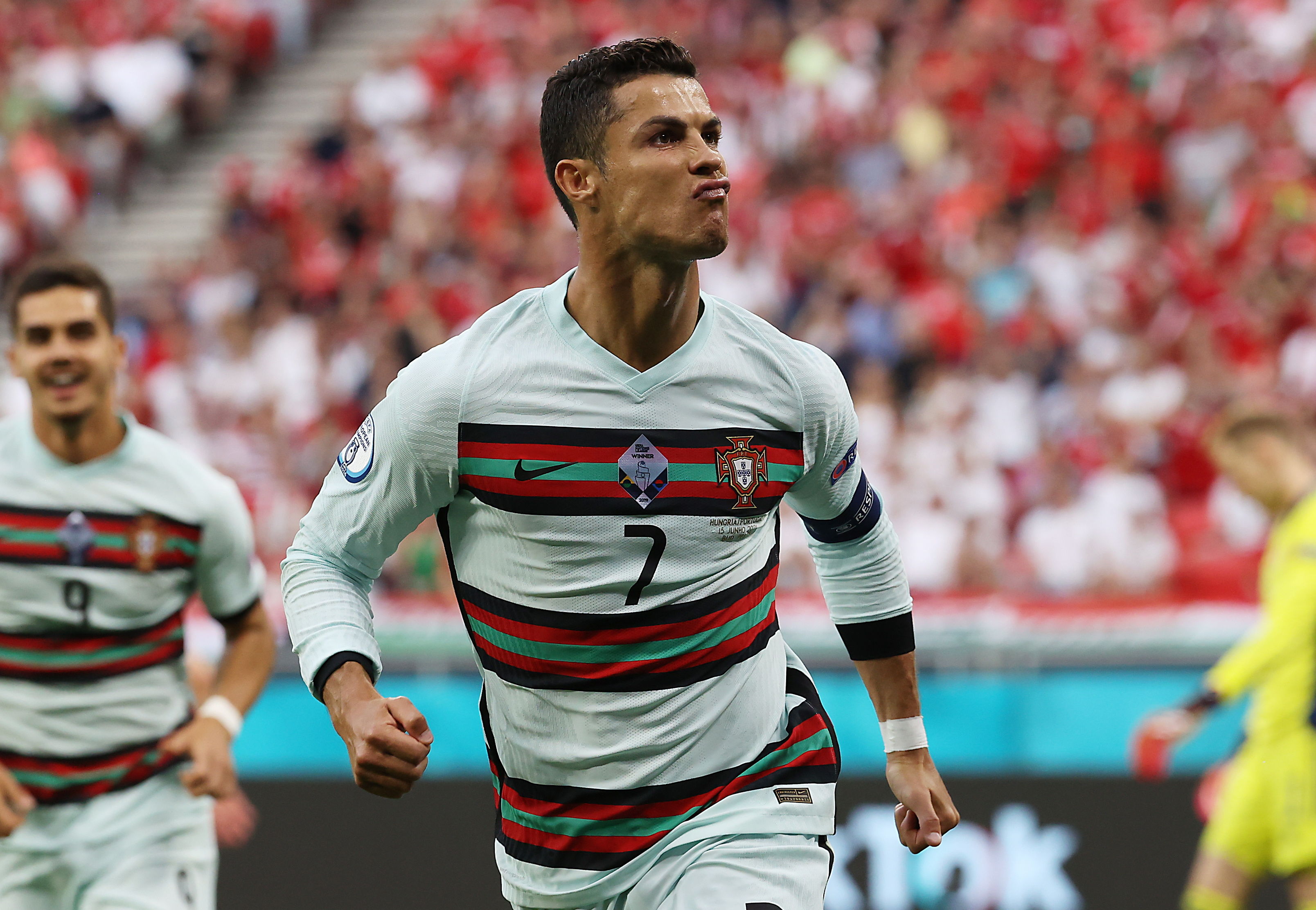 Cristiano Ronaldo de Portugal celebra después de marcar su segundo gol del partido ante Hungría.  Foto Prensa Libre: EFE.