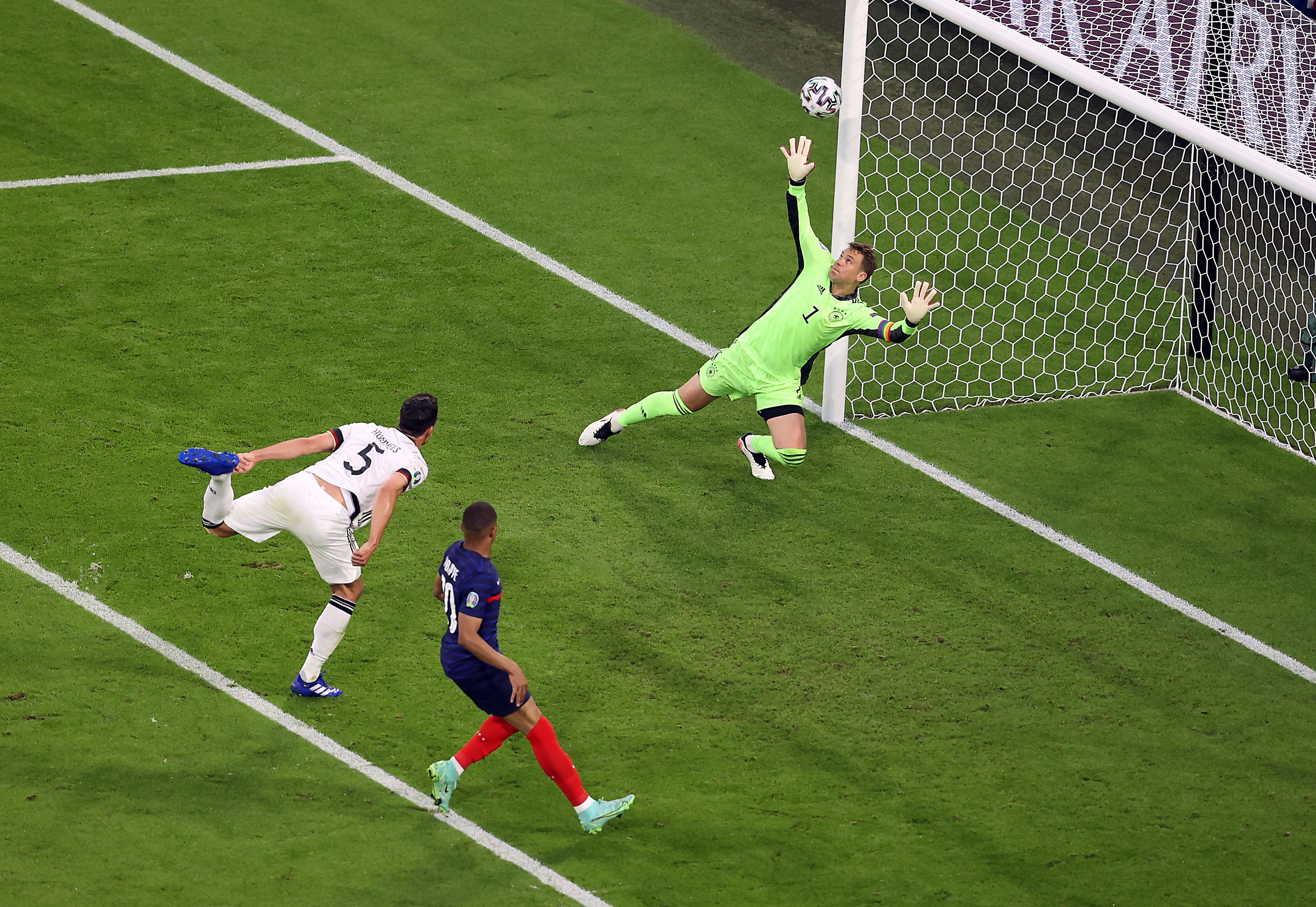 Mats Hummels de Alemania marcó en su propia puerta durante el partido contra Francia. Foto Prensa Libre: EFE.