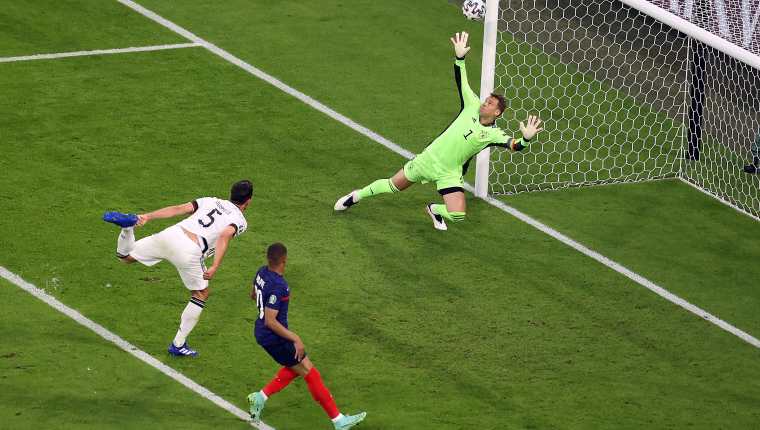 Mats Hummels de Alemania marcó en su propia puerta durante el partido contra Francia. Foto Prensa Libre: EFE.
