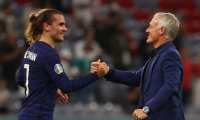 Munich (Germany), 15/06/2021.- France's head coach Didier Deschamps (R) interacts with his striker Antoine Griezmann after the final whistle of the UEFA EURO 2020 group F preliminary round soccer match between France and Germany in Munich, Germany, 15 June 2021. (Francia, Alemania) EFE/EPA/Kai Pfaffenbach / POOL (RESTRICTIONS: For editorial news reporting purposes only. Images must appear as still images and must not emulate match action video footage. Photographs published in online publications shall have an interval of at least 20 seconds between the posting.)
