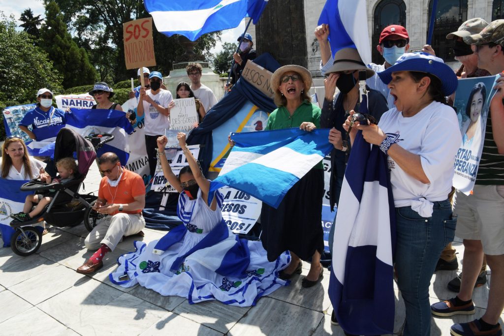 Nicaragüenses protestan en Washington, EE. UU., contra los arrestos efectuados por el gobierno de Daniel Ortega. (Foto Prensa Libre: EFE)