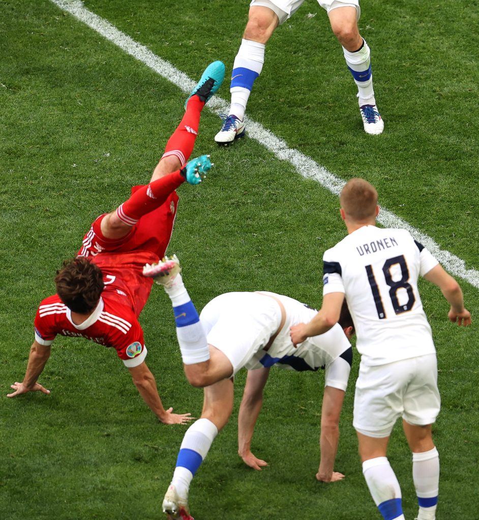 Este fue el momento en que Mario Fernandes de Rusia cayó de espaldas. No pudo seguir en el juego y lo llevaron a un hospital. Foto Prensa Libre: EFE