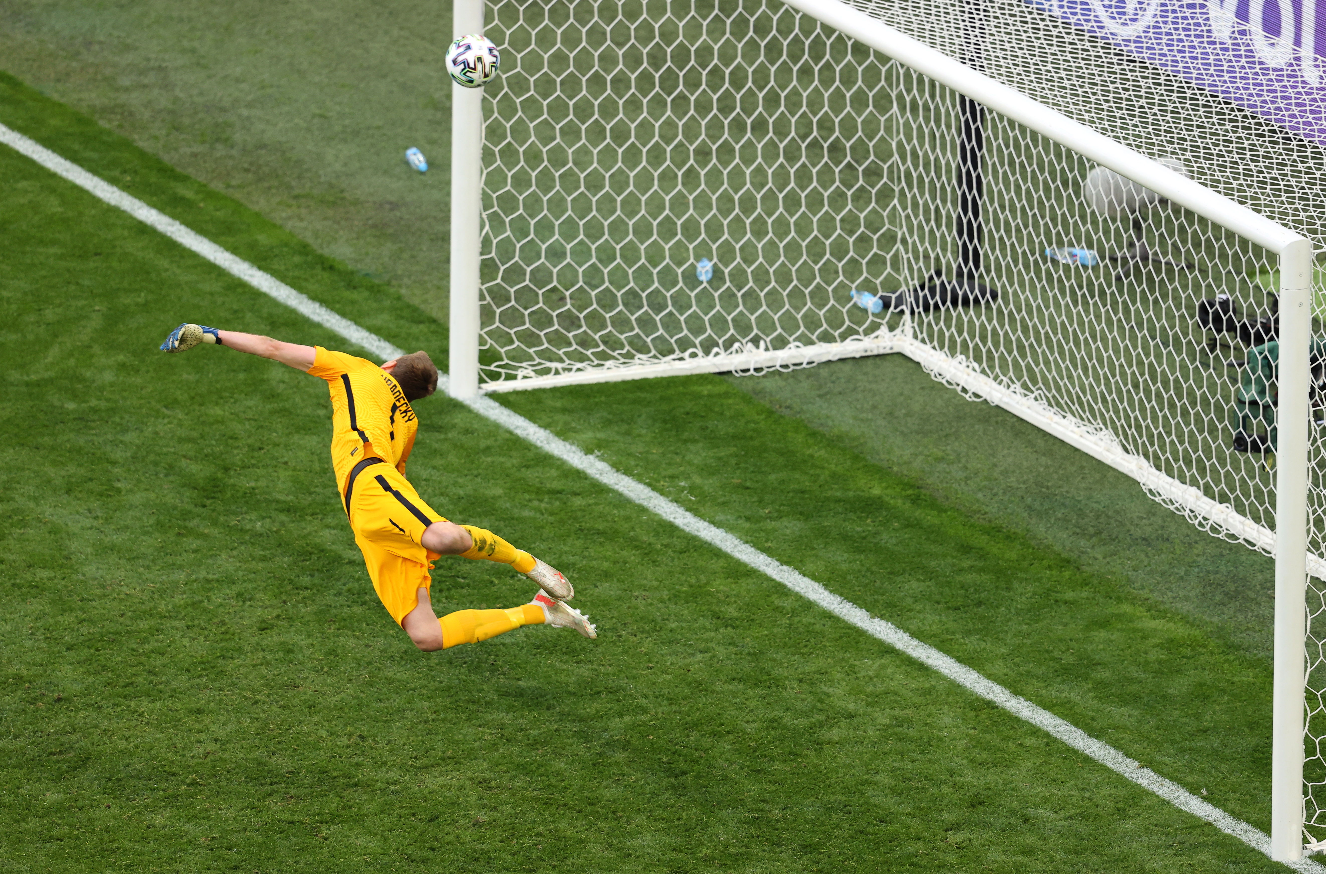 El portero del Finlandia Lukas Hradecky no pudo detener el disparo bien colocado de Aleksei Miranchuk de Rusia. Foto Prensa Libre: EFE.