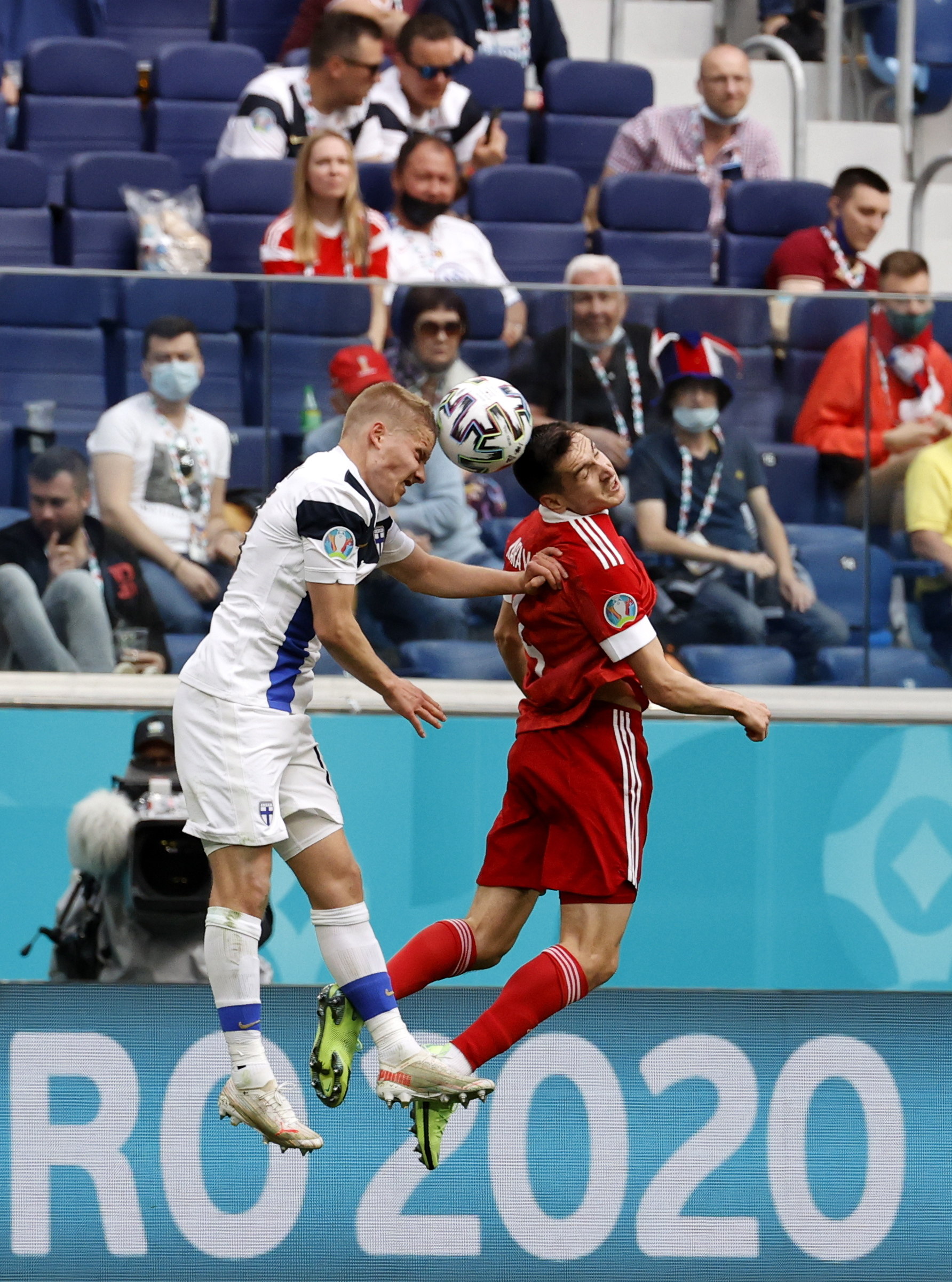 St.petersburg (Russian Federation), 16/06/2021.- Jere Uronen (L) of Finland in action against Vyacheslav Karavayev of Russia during the UEFA EURO 2020 group B preliminary round soccer match between Finland and Russia in St.Petersburg, Russia, 16 June 2021. (Finlandia, Rusia) EFE/EPA/Anatoly Maltsev / POOL (RESTRICTIONS: For editorial news reporting purposes only. Images must appear as still images and must not emulate match action video footage. Photographs published in online publications shall have an interval of at least 20 seconds between the posting.)