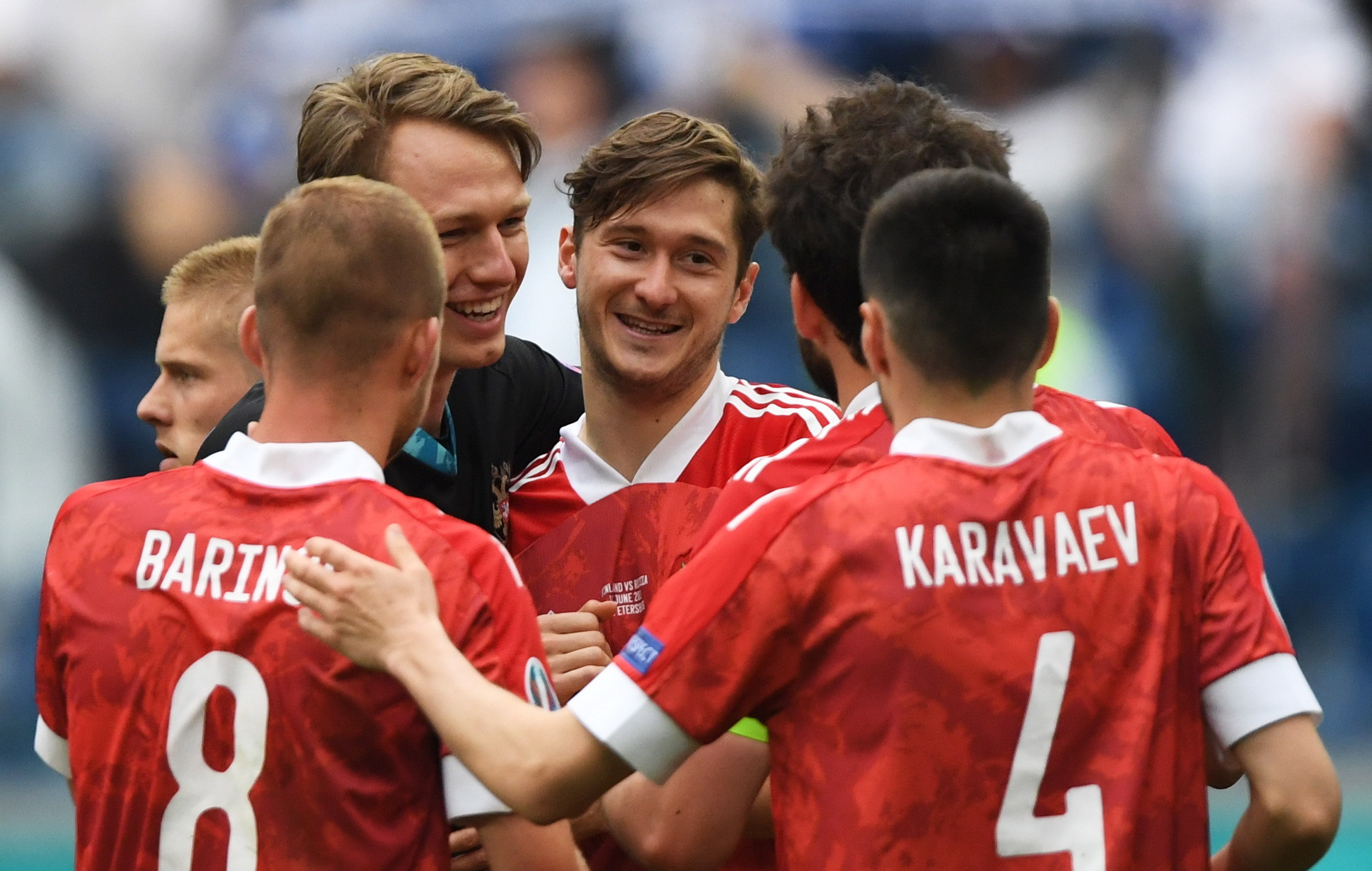 St.petersburg (Russian Federation), 16/06/2021.- Aleksei Miranchuk (C) of Russia celebrates with team-mates after winning the UEFA EURO 2020 group B preliminary round soccer match between Finland and Russia in St.Petersburg, Russia, 16 June 2021. (Finlandia, Rusia) EFE/EPA/Kirill Kudryavtsev / POOL (RESTRICTIONS: For editorial news reporting purposes only. Images must appear as still images and must not emulate match action video footage. Photographs published in online publications shall have an interval of at least 20 seconds between the posting.)