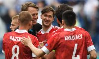 St.petersburg (Russian Federation), 16/06/2021.- Aleksei Miranchuk (C) of Russia celebrates with team-mates after winning the UEFA EURO 2020 group B preliminary round soccer match between Finland and Russia in St.Petersburg, Russia, 16 June 2021. (Finlandia, Rusia) EFE/EPA/Kirill Kudryavtsev / POOL (RESTRICTIONS: For editorial news reporting purposes only. Images must appear as still images and must not emulate match action video footage. Photographs published in online publications shall have an interval of at least 20 seconds between the posting.)