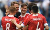 St.petersburg (Russian Federation), 16/06/2021.- Aleksei Miranchuk (C) of Russia celebrates with team-mates after winning the UEFA EURO 2020 group B preliminary round soccer match between Finland and Russia in St.Petersburg, Russia, 16 June 2021. (Finlandia, Rusia) EFE/EPA/Kirill Kudryavtsev / POOL (RESTRICTIONS: For editorial news reporting purposes only. Images must appear as still images and must not emulate match action video footage. Photographs published in online publications shall have an interval of at least 20 seconds between the posting.)