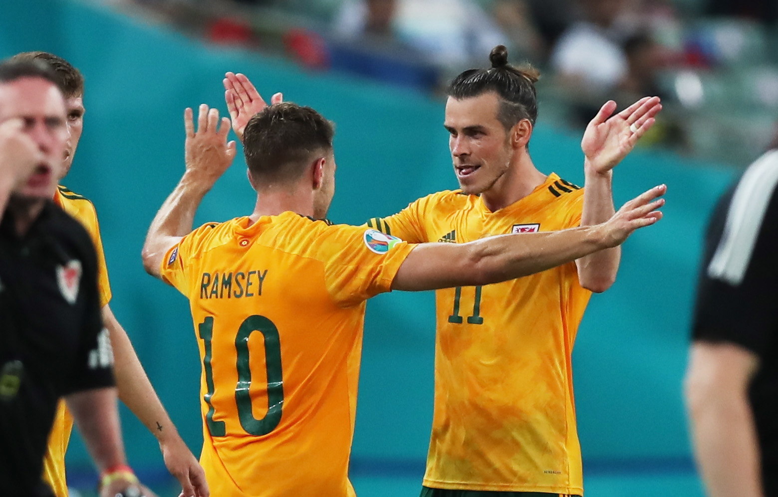 Aaron Ramsey celebra con Gareth Bale el 0-1 ante Turquía. Al final ganaron 2-0. Foto Prensa Libre: EFE.
