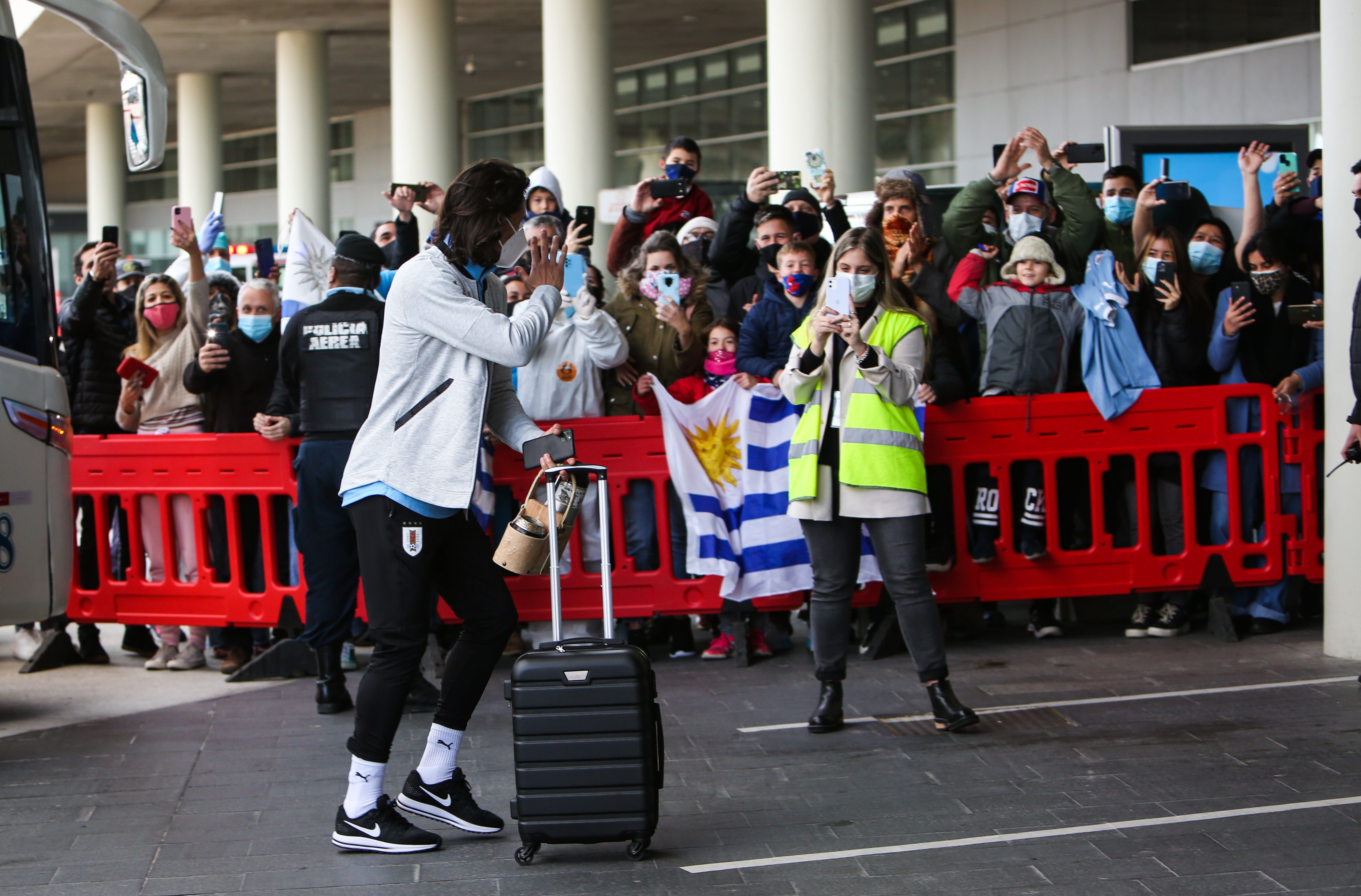 El capitán de la selección uruguaya de fútbol, Diego Godín, llega al Aeropuerto Internacional de Carrasco, ubicado a las afueras de Montevideo, previo a partir hacia Brasil. (Foto Prensa Libre: EFE).