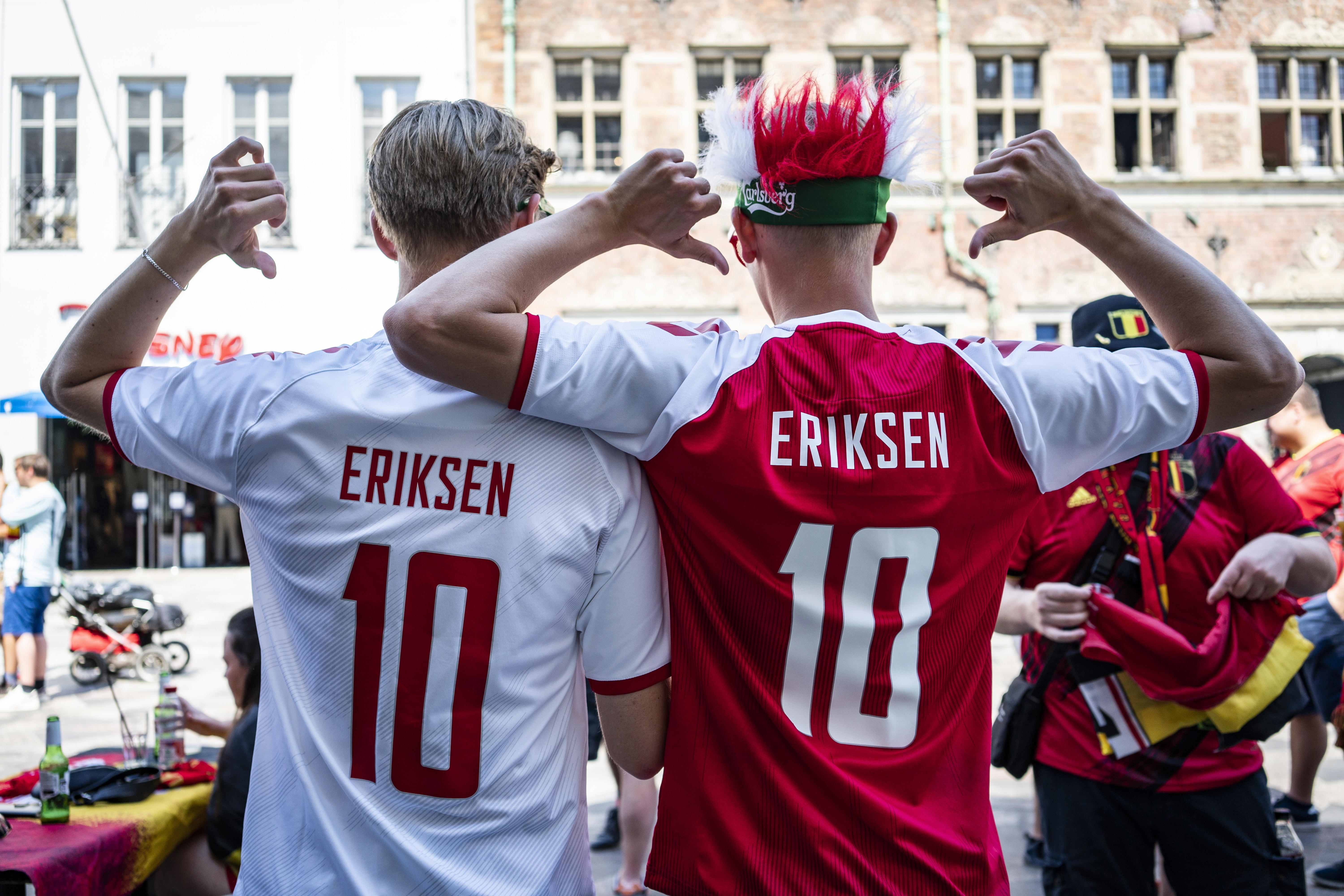 Copenhagen (Denmark), 17/06/2021.- Danish fans wearing Christian Eriksen jersey cheer in Copenhagen, Denmark, 17 June 2021, hours before the start of the Group B match of EURO2020 between Denmark and Belgium. (Bélgica, Dinamarca, Copenhague) EFE/EPA/Emil Helms DENMARK OUT