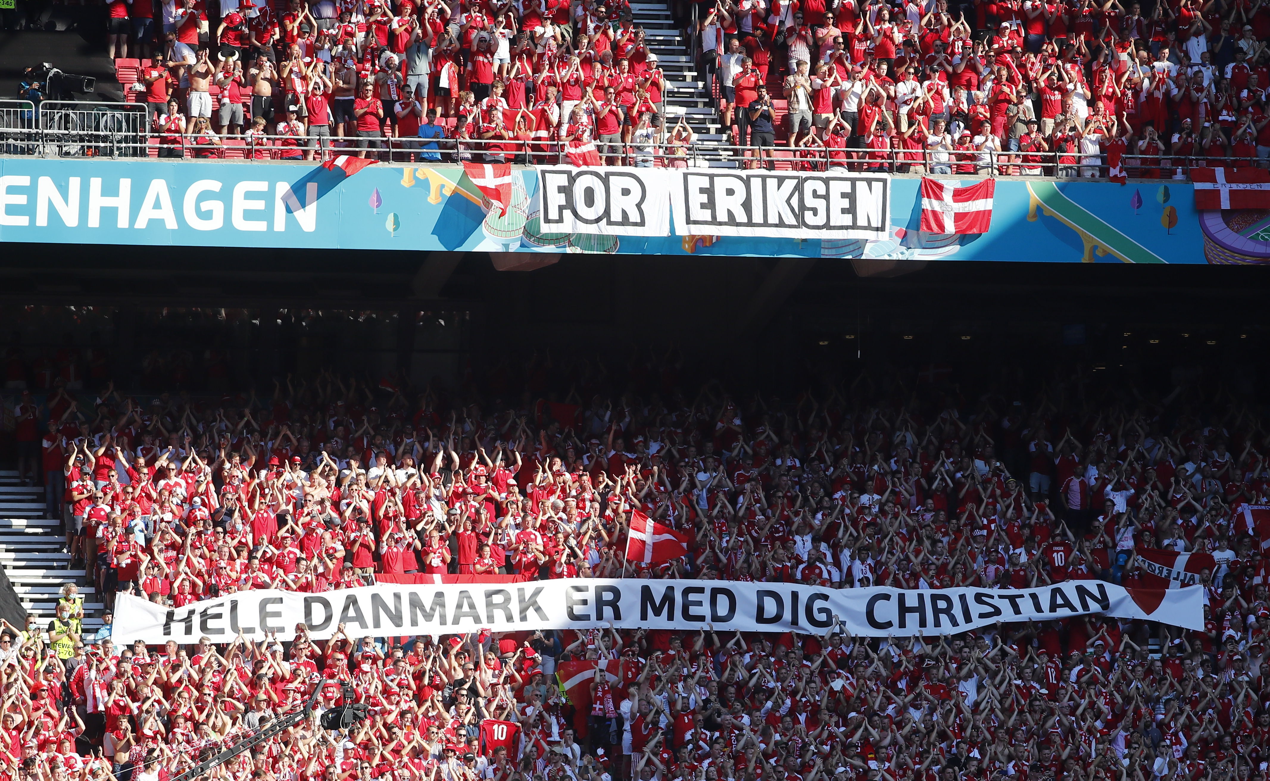 Aficionados y jugadores le dedicaron un minuto de aplausos a Christian Eriksen, jugador de Dinamarca que se recupera de un padecimiento cardiaco en un hospital. Foto Prensa Libre: EFE.