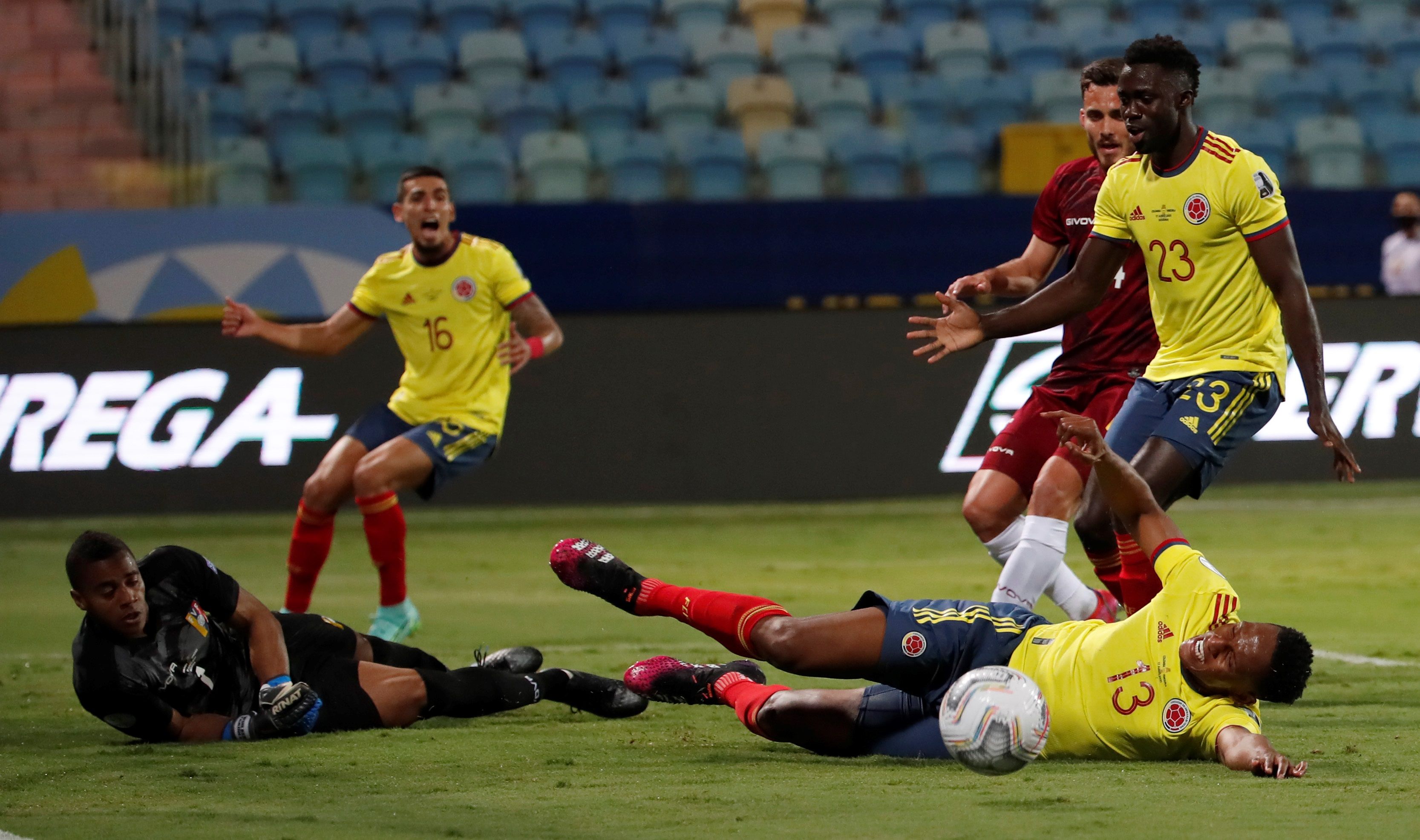 El portero Faríñez fue determinante en el empate de Venezuela contra Colombia. (Foto Prensa Libre: EFE).