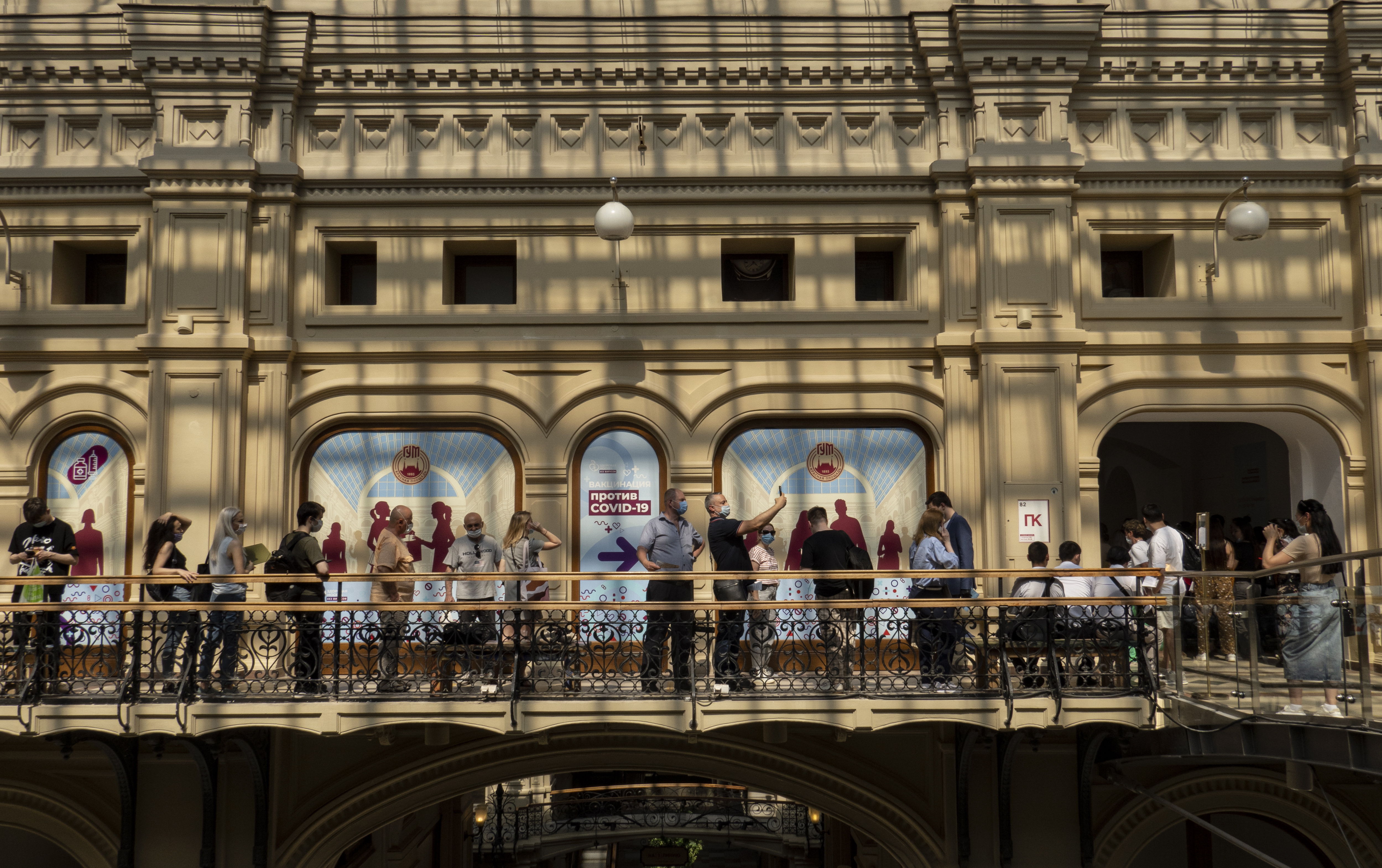 Moscow (Russian Federation), 18/06/2021.- Russian people stand in line waiting to receive an injection of Russia's Sputnik V Gam-COVID-Vac vaccine against the coronavirus COVID-19 at the vaccination point at the State Department Store GUM in Moscow, Russia, 18 June 2021. Over the past 24 hours, 9,056 cases of COVID-19 coronavirus infection have been detected in Moscow, which has become a new absolute record since the beginning of the pandemic. Mass entertainment events with more than 1,000 participants are prohibited in Moscow, while dance floors and fan zones for football fans are being closed. (Rusia, Moscú) EFE/EPA/SERGEI ILNITSKY