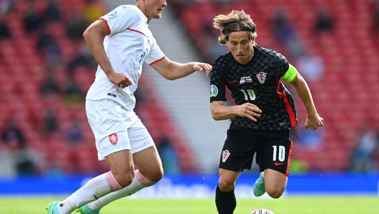 Glasgow (United Kingdom), 18/06/2021.- Luka Modric (R) of Croatia in action against Patrik Schick (L) of the Czech Republic during the UEFA EURO 2020 group D preliminary round soccer match between Croatia and the Czech Republic in Glasgow, Britain, 18 June 2021. (Croacia, República Checa, Reino Unido) EFE/EPA/Paul Ellis / POOL (RESTRICTIONS: For editorial news reporting purposes only. Images must appear as still images and must not emulate match action video footage. Photographs published in online publications shall have an interval of at least 20 seconds between the posting.)