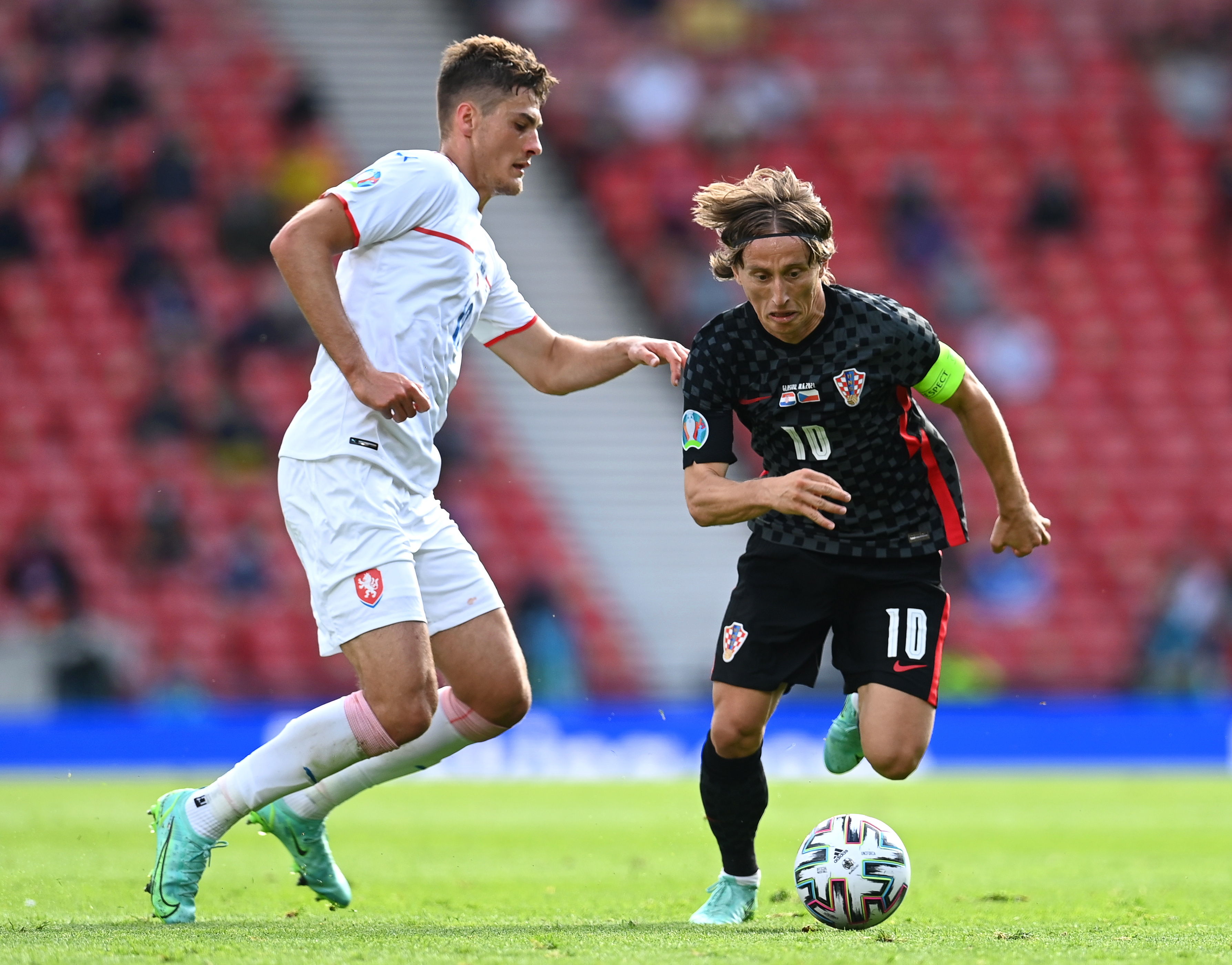 Luka Modric de Croacia pelea un balón con el delantero de República Checa, Patrik Schick. Foto Prensa Libre: EFE.