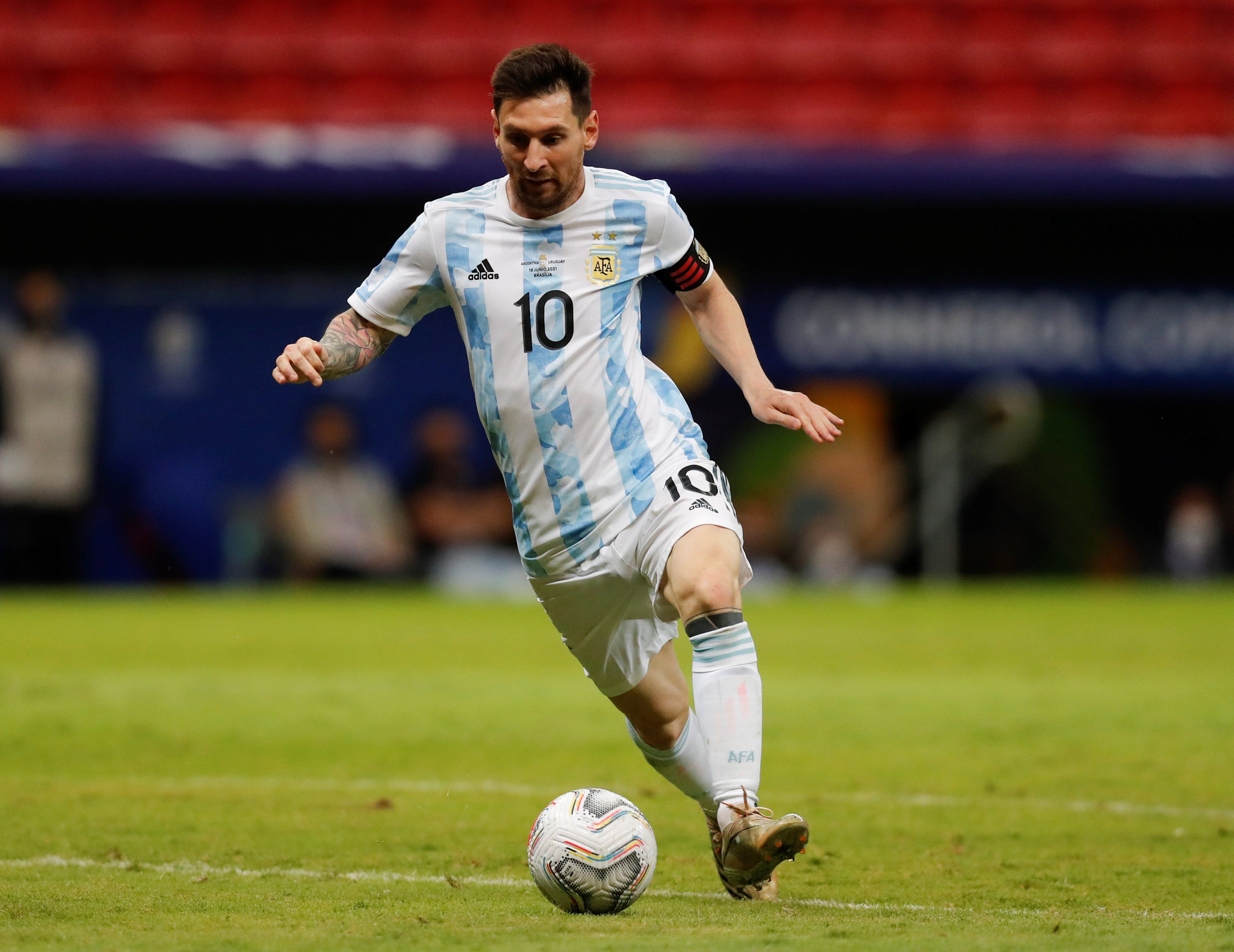 Lionel Messi de Argentina en acción en un partido durante la Copa América en el estadio Mané Garrincha de Brasilia (Brasil). Foto Prensa Libre: EFE.