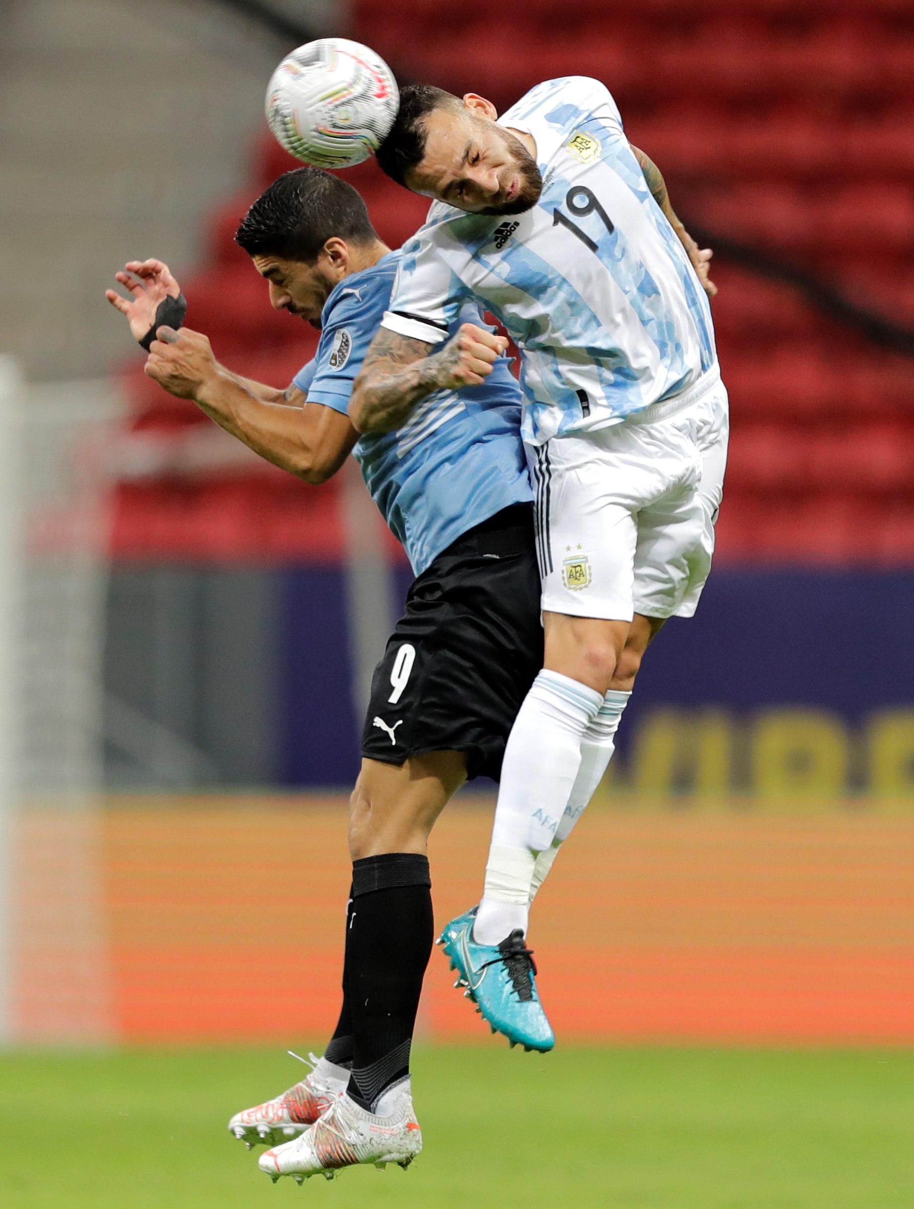 -FOTODELDIA- AME6719. BRASILIA (BRASIL), 18/06/2021.- Nicolás Otamendi de Argentina disputa hoy el balón con Luis Suárez de Uruguay, durante un partido por el grupo A de la Copa América en el estadio Mané Garrincha de Brasilia (Brasil). EFE/Joedson Alves