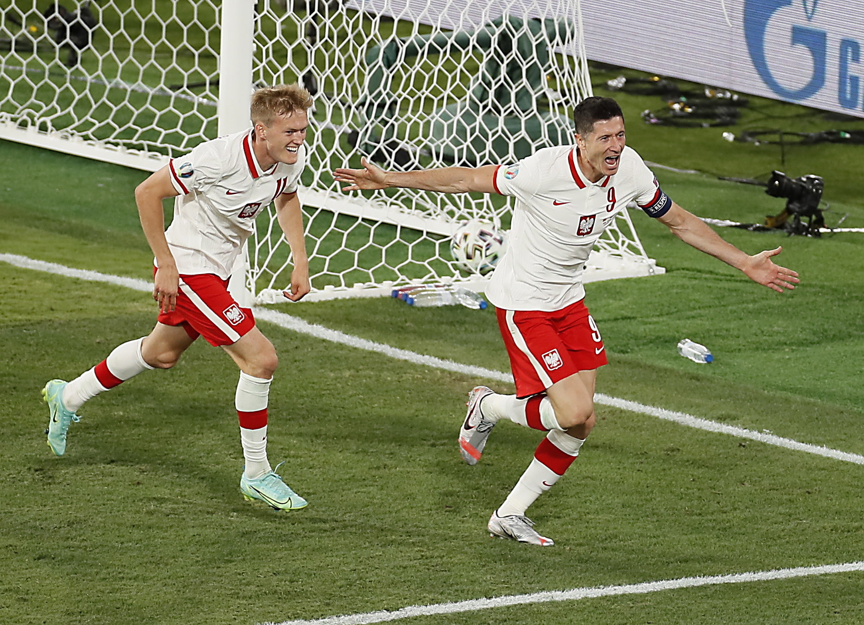 Robert Lewandowski de Polonia consiguió de cabeza, el gol del empate ante España. Foto Prensa Libre: EFE.