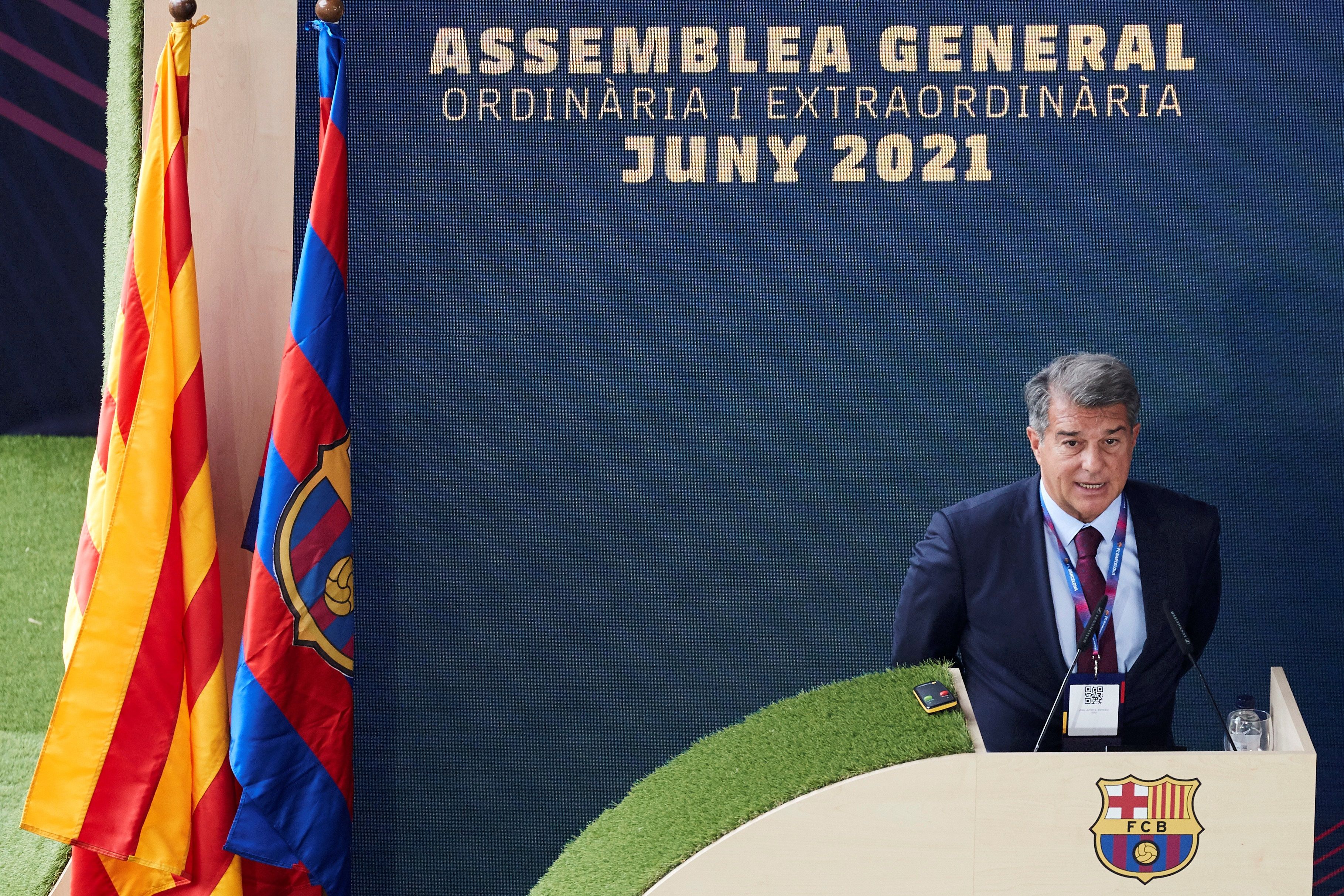 El presidente del FC Barcelona Joan Laporta durante la Asamblea General extraordinaria del club este domingo 20 de junio en el Nou Camp. Foto Prensa Libre: EFE.